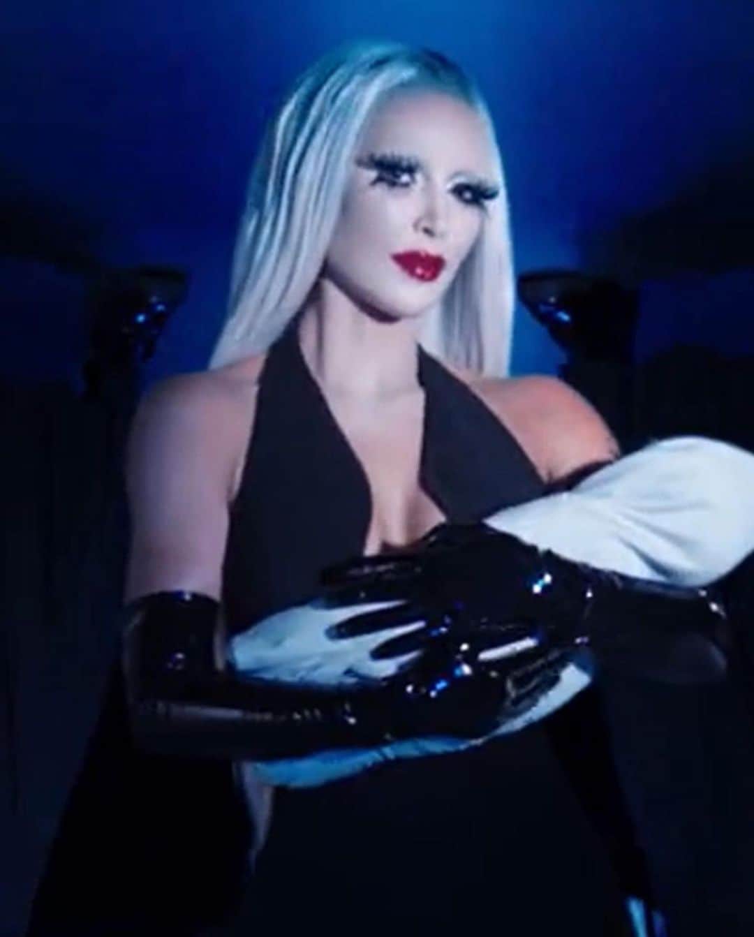 Blonde Saladさんのインスタグラム写真 - (Blonde SaladInstagram)「Very first images of Kim Kardashian in the upcoming season of American Horror Story: Delicate. In the new trailer KK appears with blond hair holding a baby, alongside Co-stars Emma Roberts and Cara Delevingne.🔥  #KimKardashian #AmericanHorrorStory #RyanMurphy #TheBlondeSalad」7月21日 4時55分 - theblondesalad