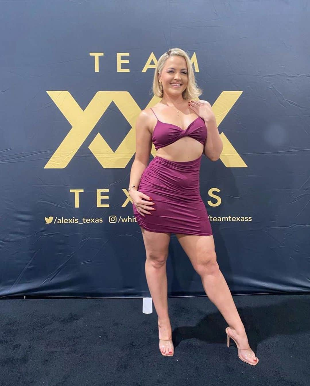 アレクシス・テキサスのインスタグラム：「Another one for the books🔥🔥🔥🔥@exxxotica never disappoints! Thank you @teamtexasss for holding Your fav big Booty 🍑down! 😘   Which look was your favorite? Comment below! ♥️💜💖」