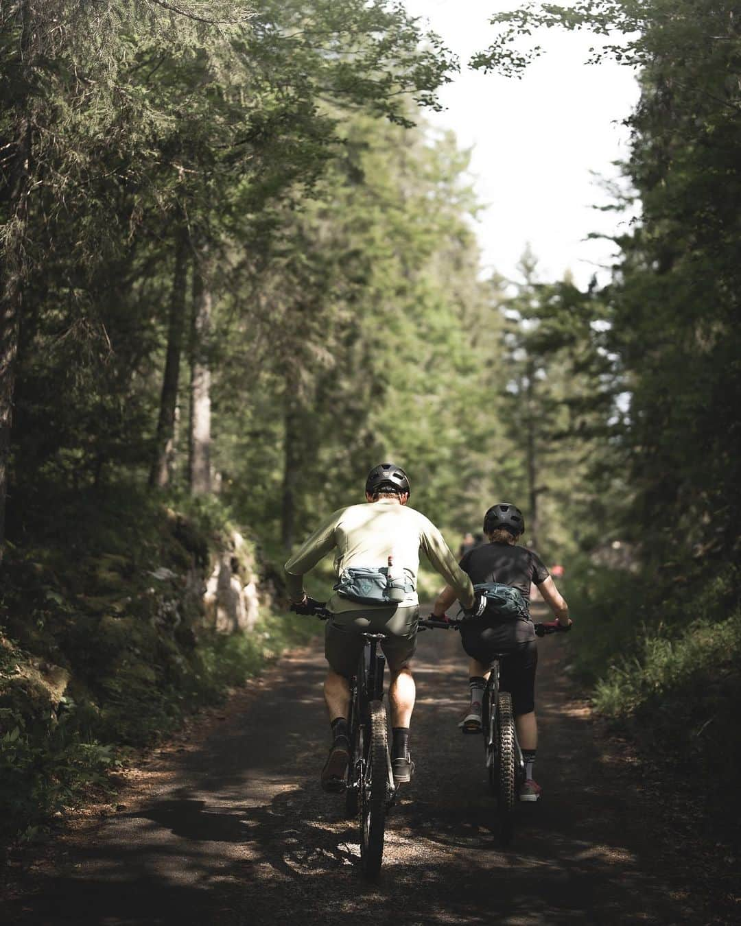 ロシニョールのインスタグラム：「Here’s to friends & fun times.🤩  Nothing like a little mountain biking, morning runs and yoga to get the blood pumping and the good vibes flowing!  #Anotherbestday #myactivefavorites  📸 @marika_godin」