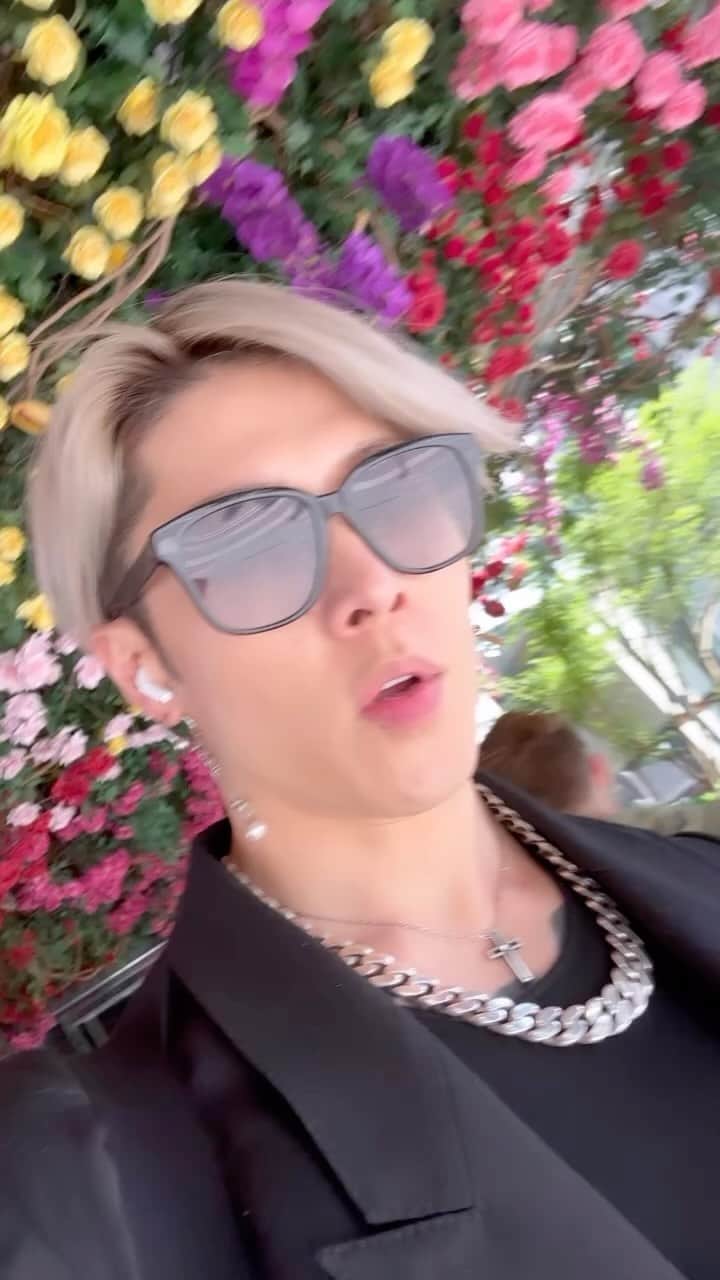 雅-MIYAVI-のインスタグラム：「Got some flowers in sunny NY 💐  良い天気！」