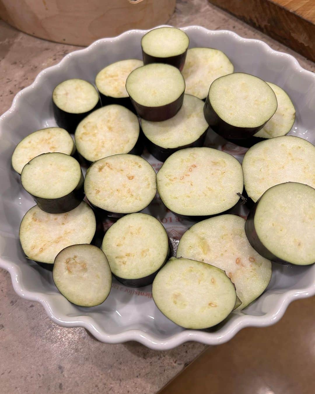 安藤優子さんのインスタグラム写真 - (安藤優子Instagram)「茄子のたたき‼️  お早うございます。  昨日は「キッチンで話そ！」が出来なかったので、代わりに「茄子のたたき」のレシピをアップいたします。  茄子は2センチくらいの輪切りに。  耐熱皿に並べて、ごま油をまわしかけて、さらにお塩をパラっとふってから、ふんわりとラップして電子レンジで5分チン。  今回は茄子２本で、700Wで5分でしたが、茄子が柔らかくなるまで、様子を見ながら加熱してくださいね。  加熱している間にタレを作ります。  ツナ缶をボールに汁ごと入れて、ポン酢と合わせておきます。 そこに生姜の千切りをたっぷり入れて混ぜ、味を見て、物足りない感じであれば、麺つゆを足して、しっかりめのタレを作ってください。  加熱した茄子の上にこのツナのタレをたっぷりのせて、できればそのまま冷蔵庫で食べる直前まで冷やします。  よく冷えたら、青ネギをあしらって完成です‼️  火を使わないので、この猛暑でも楽チンですね。  ぜひお試しを‼️  そのほかは、試作中の和風セビーチェ、鶏の胸肉のお刺身風、水タコなど、さっぱり系の昨晩のテーブルでした。  ご質問をよくいただく、舟型の白い大皿は、コンランのものです。  #コンランショップ で売っているシンプルなお皿や器は、まめにチェックして愛用しています。  さっそろそろ朝ンポの時間です。  リーン！行くよー！  #茄子のたたき   #フレンチブルドッグ  #安藤優子」7月21日 5時20分 - yukoando0203