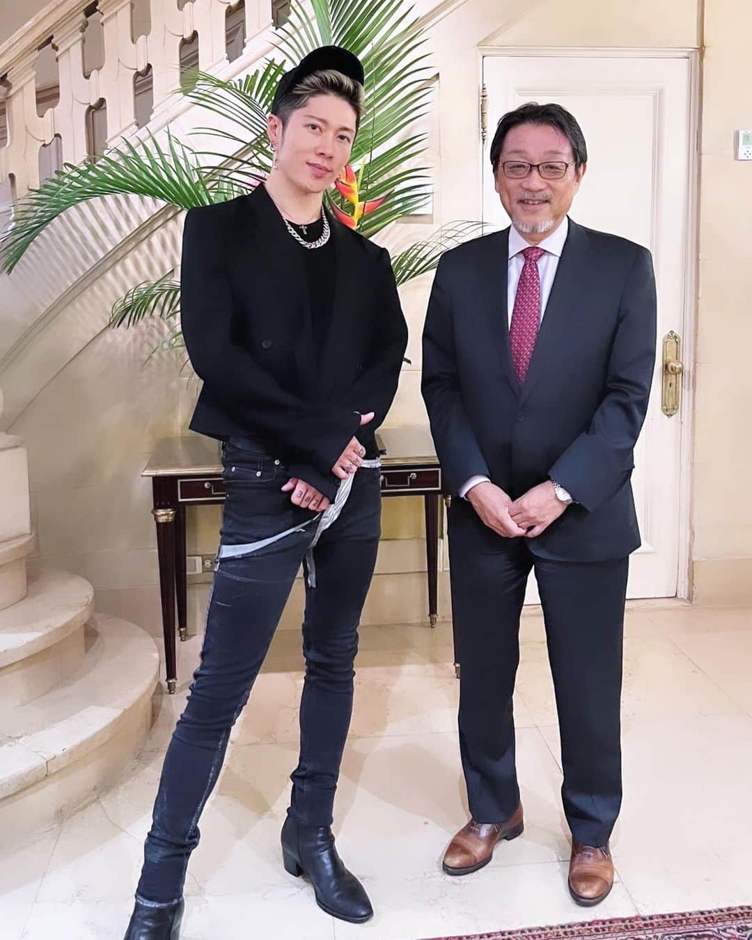 雅-MIYAVI-のインスタグラム：「At Consulate General of Japan in NY, the night before we performed at the United Nations HQ. Thank you for having us, Ambassador Mori!  国連での演奏前夜 在ニューヨーク日本国総領事館に お招きいただきました。  日本の文化だけでなく その精神性を世界へ  森大使、熱いお話をありがとうございました。  🇯🇵🤝🌏😌」