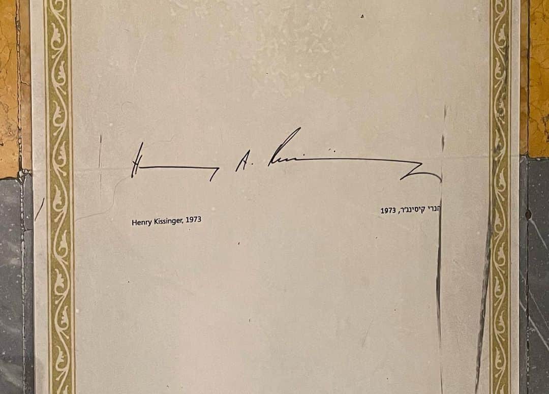 河野太郎さんのインスタグラム写真 - (河野太郎Instagram)「エルサレムのホテルの床にこれまで泊まった宿泊客のサインが印刷されて..。」7月21日 5時36分 - konotarogomame