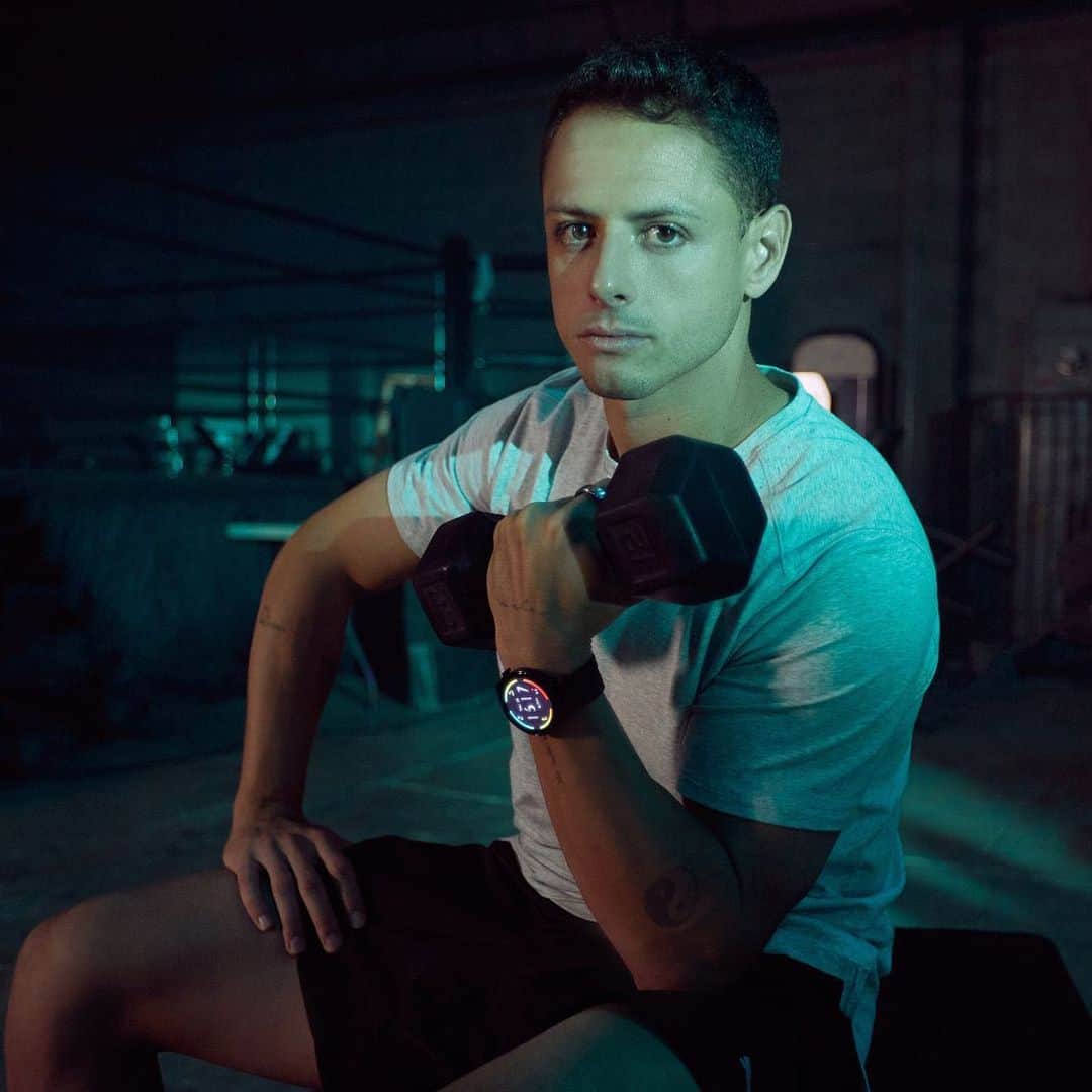 ハビエル・エルナンデス・バルカサールのインスタグラム：「Siempre a tiempo con mi smartwatch Kronos Evolution de @stf.tech , compañero perfecto dentro y fuera del campo.  #FeelsGoodToBeReal」