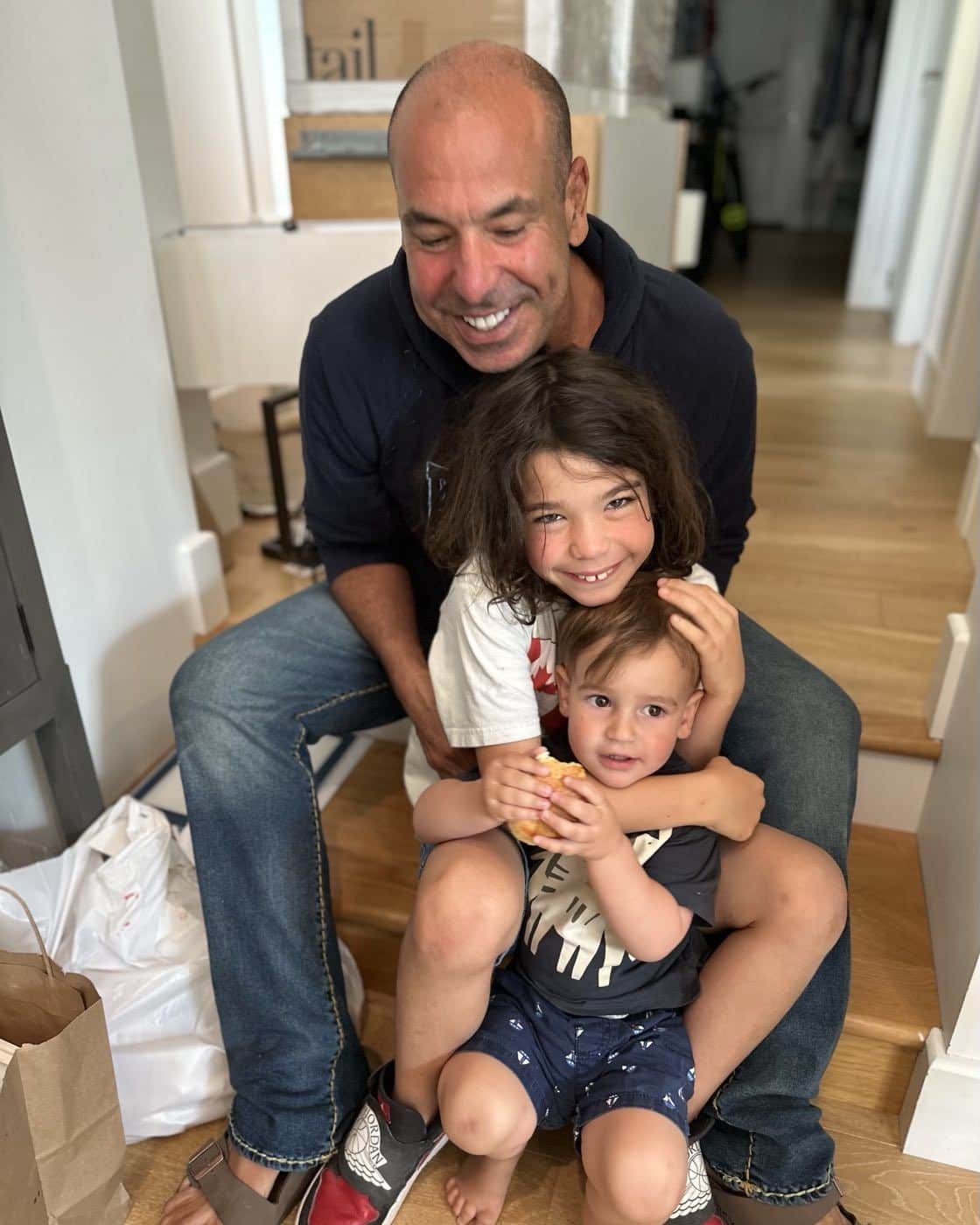 リック・ホフマンのインスタグラム：「Rare Hair #familylove #boyswhobrunch」
