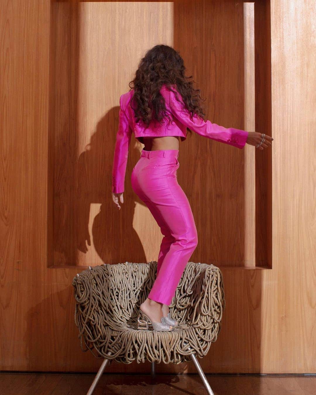 ジュリアナ・パエスのインスタグラム：「Essa é a Barbie Agachamentos!  Hahahahahahaha  Se eu tô ansiosa pra #Barbie? Imagina!!!!! 🍑😜💓  #TBT #BarbieMovie #barbiestyle  @lifestylemag   📸 @karinebasilio」