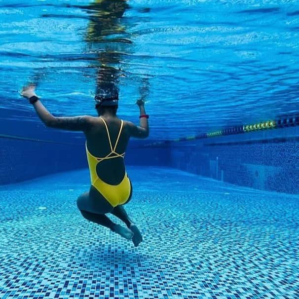 JOLYN Swimwearのインスタグラム：「Standing out underwater wearing PERRY in MANGO 🥭👀🏊‍♀️ // #jolynaustralia」