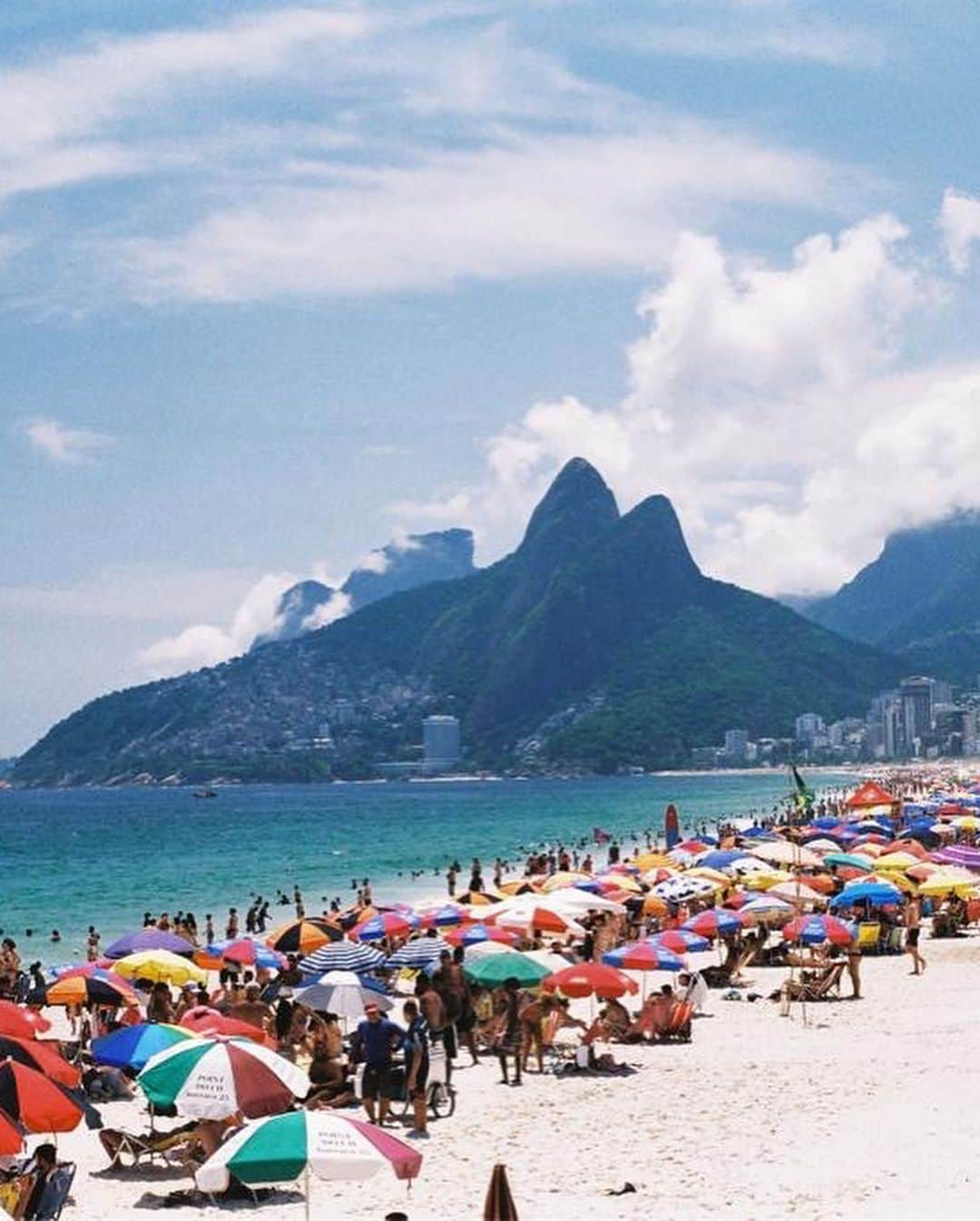 リンダ ファローのインスタグラム：「@rafael_moura shows a glimpse of Rio.   Featuring the #Edson from the new A/W ‘23 collection.   art direction: @leobelicha models: @imbeatrizcortes_ @isabellagil beauty: @walterlobato_ styling: @suzuh nails: @brabardasnails executive producer: @ojulianoalmeida」