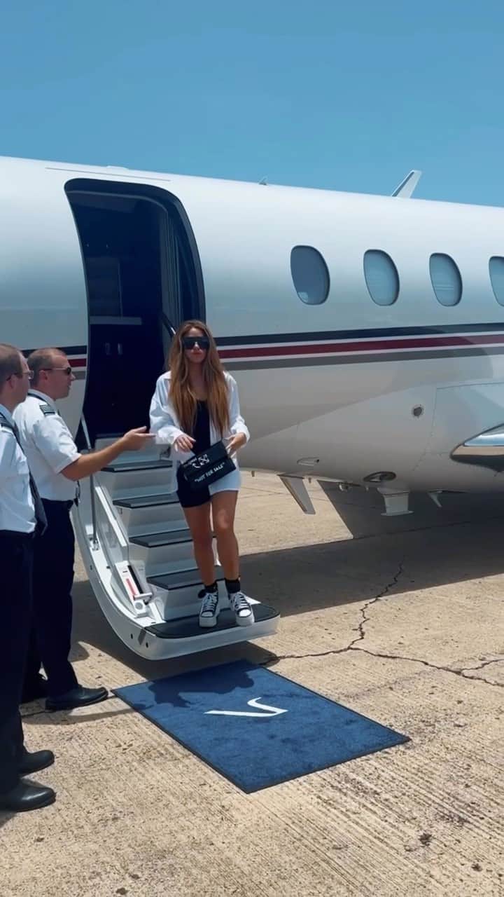 シャキーラのインスタグラム：「De regreso a Puerto Rico amo esta isla! 🏝️🇵🇷」