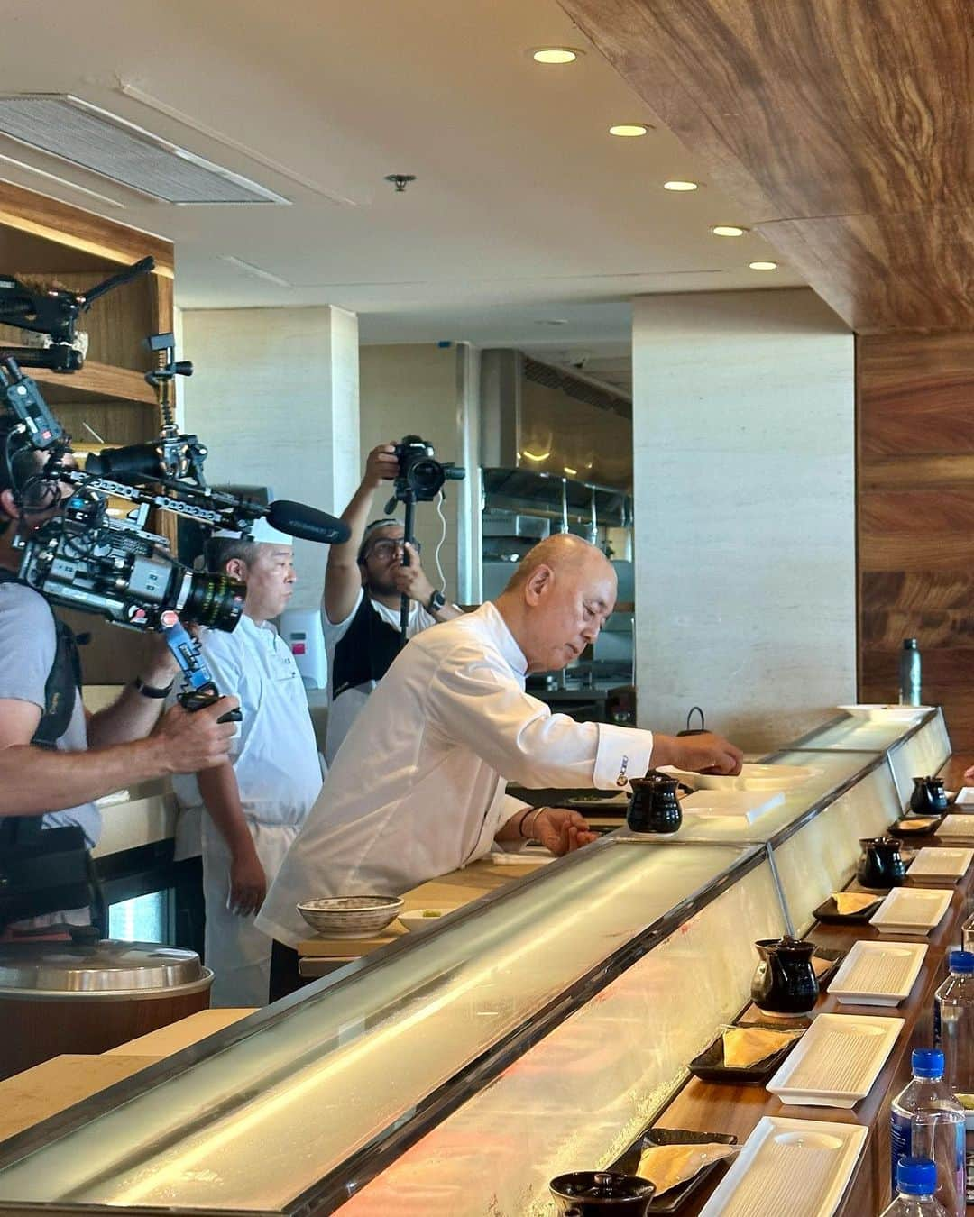 松久信幸のインスタグラム：「Sushi class 🍣🍣 @nobuloscabos @nobuhotels #nobuintown @adleyrutschman」