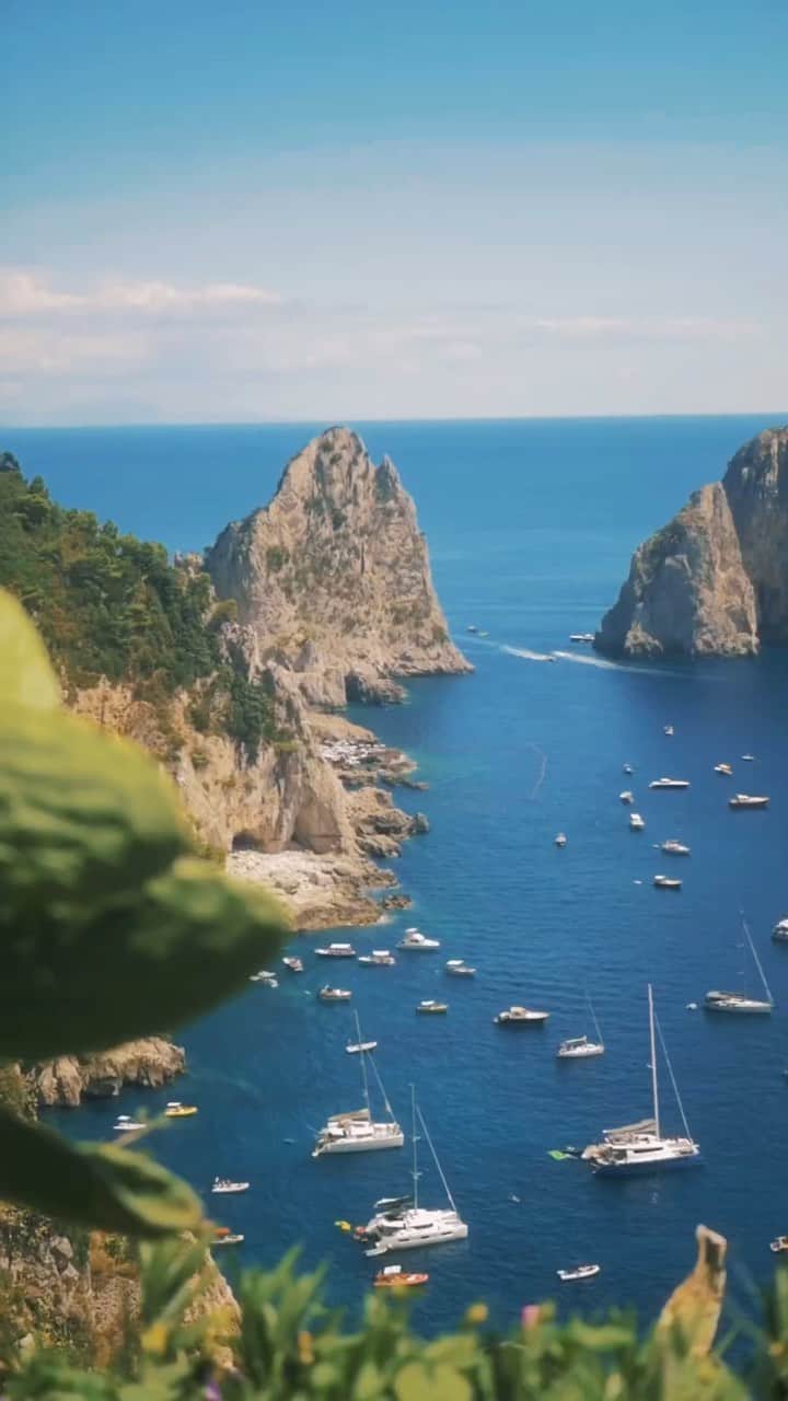 カロリーネ・セリコのインスタグラム：「Behind the scenes | Capri edition」