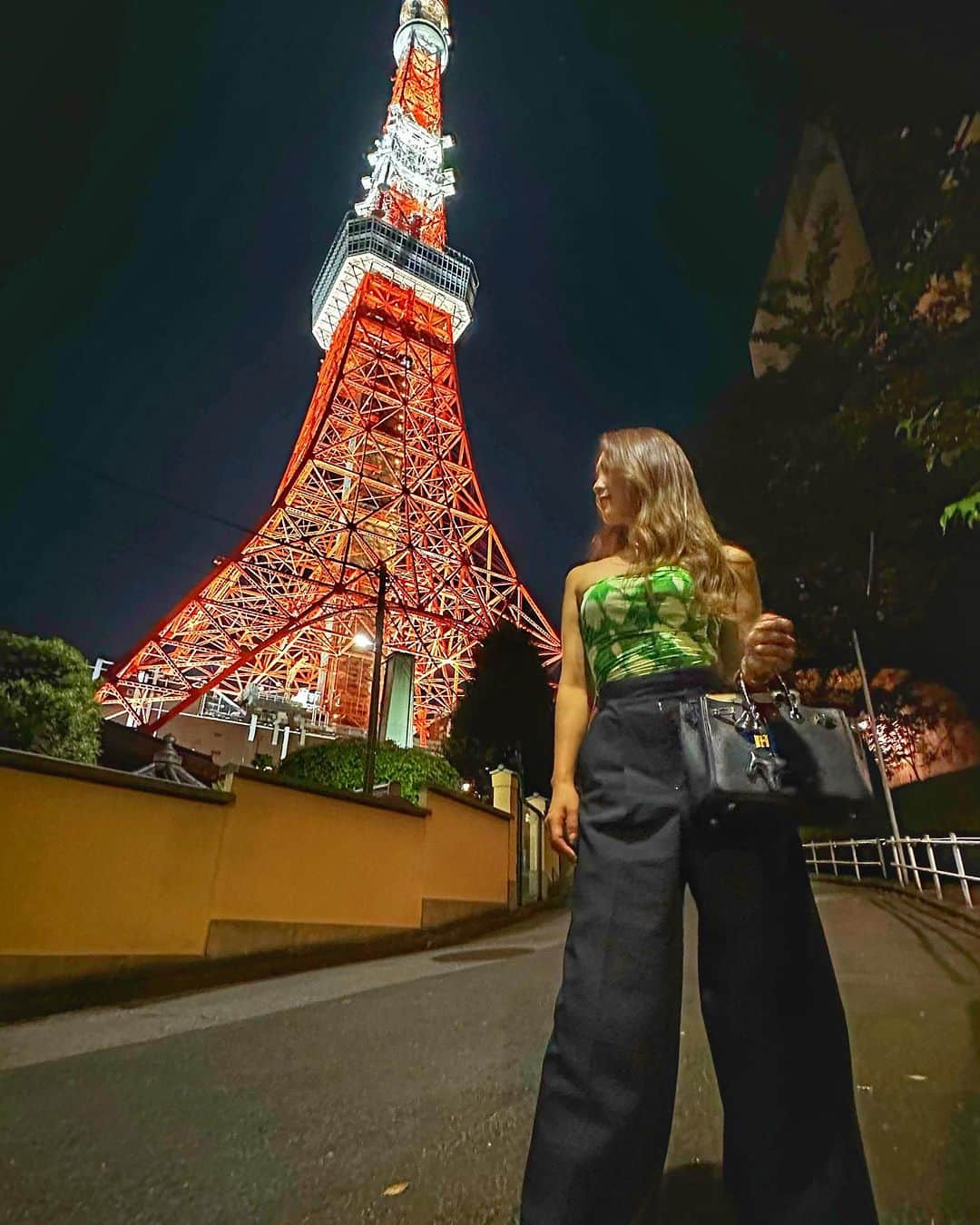 中村愛子のインスタグラム：「Tokyo Tower🗼 ⁡ 1年ぶりの東京。 ⁡ なぜ日本に帰ってくると太るんだろう😱 ⁡ ドキドキわくわくはないけど 落ち着く日本✨ ⁡ ⁡ 静岡、名古屋、芦屋、宮古島、大分にも行く予定😆 ⁡ ⁡ 夏休み最高🥰✨ 残り1ヶ月楽しみな予定がたくさん🥰 ⁡ ⁡ ⁡ ⁡ ⁡ ⁡ ⁡ ⁡ ⁡ ⁡ ﾟ･*:.｡..｡.:*･*:.｡. .｡.:*  ⁡ いつもいいねやコメント ありがとうございます✨ ⁡ 保存をタップしておくと いつでも見返せます🥰 ⁡ シェアは自由です🥰 ⁡ ⁡ ⁡ ♦︎無料シークレットオンラインサロン こちらで限定インスタライブ公開中 より濃いストーリーも配信中♡ ⁡ お金・パートナーシップ・マインド・美容 学びたい方はこちら💁‍♀️ ⁡ ⚠️女性限定です👸💓 @aiko_secret_salon  ⁡ ⁡ ⁡ ⁡ #海外生活　#日本帰国　#日本　#japan #ドバイ　#東京タワー」