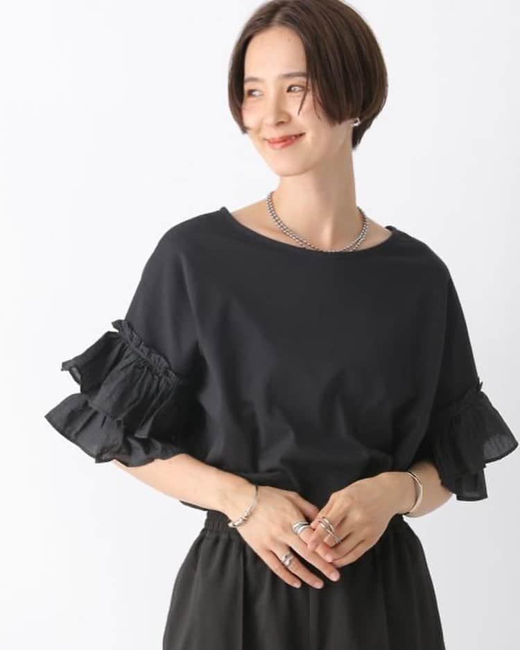 レプシィムさんのインスタグラム写真 - (レプシィムInstagram)「. PICK UP ITEM 袖フハクフリルプルオーバー  袖のデザインは今年らしいシアー感のある素材で異素材になっているのが大人っぽい雰囲気になります。 袖の長さも肘辺りまであり安心感もあり、気温調節も〇  アイテムはタグ🏷️or プロフィールのURLから ご覧いただけます ▶︎ @lepsim_official  #LEPSIM #レプシィム #コーデ #ママコーデ #今日のコーデ #大人コーデ #シンプルコーデ #大人カジュアル #ママファッション #夏コーデ #夏服 #夏服コーデ #リラックスコーデ #きれいめコーデ #きれいめカジュアル #カジュアルコーデ #サマートップス #デザイントップス #トレンド #トレンドファッション」7月21日 6時29分 - lepsim_official