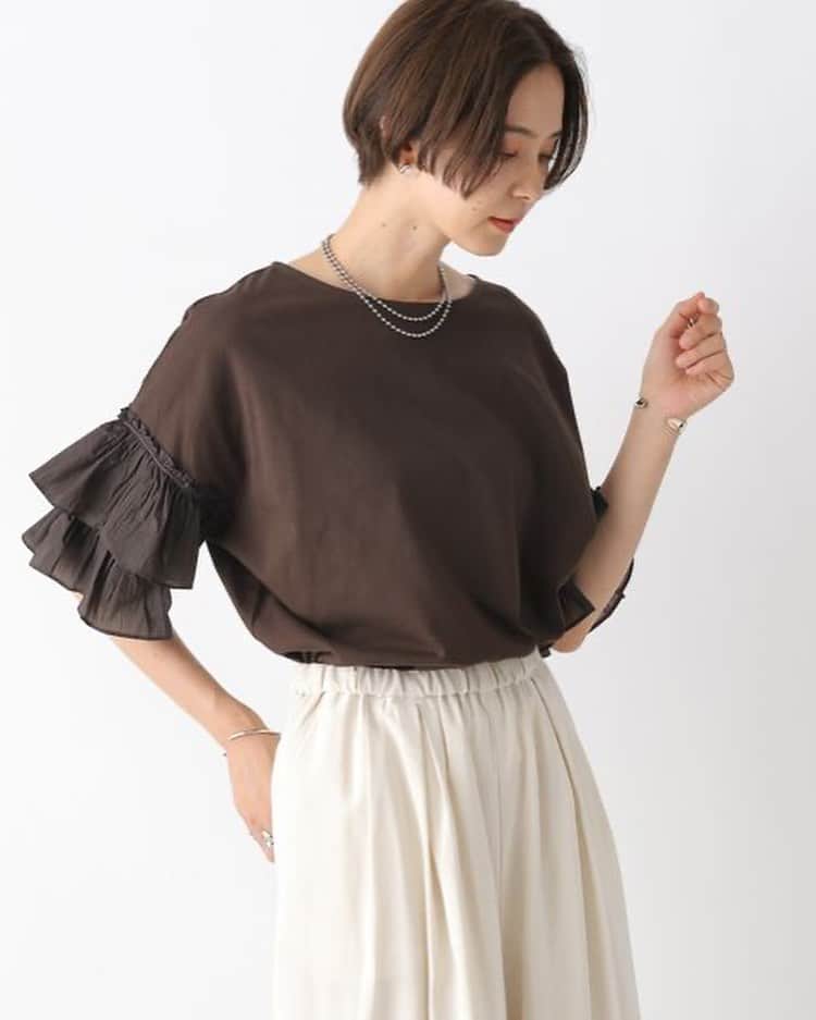 レプシィムさんのインスタグラム写真 - (レプシィムInstagram)「. PICK UP ITEM 袖フハクフリルプルオーバー  袖のデザインは今年らしいシアー感のある素材で異素材になっているのが大人っぽい雰囲気になります。 袖の長さも肘辺りまであり安心感もあり、気温調節も〇  アイテムはタグ🏷️or プロフィールのURLから ご覧いただけます ▶︎ @lepsim_official  #LEPSIM #レプシィム #コーデ #ママコーデ #今日のコーデ #大人コーデ #シンプルコーデ #大人カジュアル #ママファッション #夏コーデ #夏服 #夏服コーデ #リラックスコーデ #きれいめコーデ #きれいめカジュアル #カジュアルコーデ #サマートップス #デザイントップス #トレンド #トレンドファッション」7月21日 6時29分 - lepsim_official