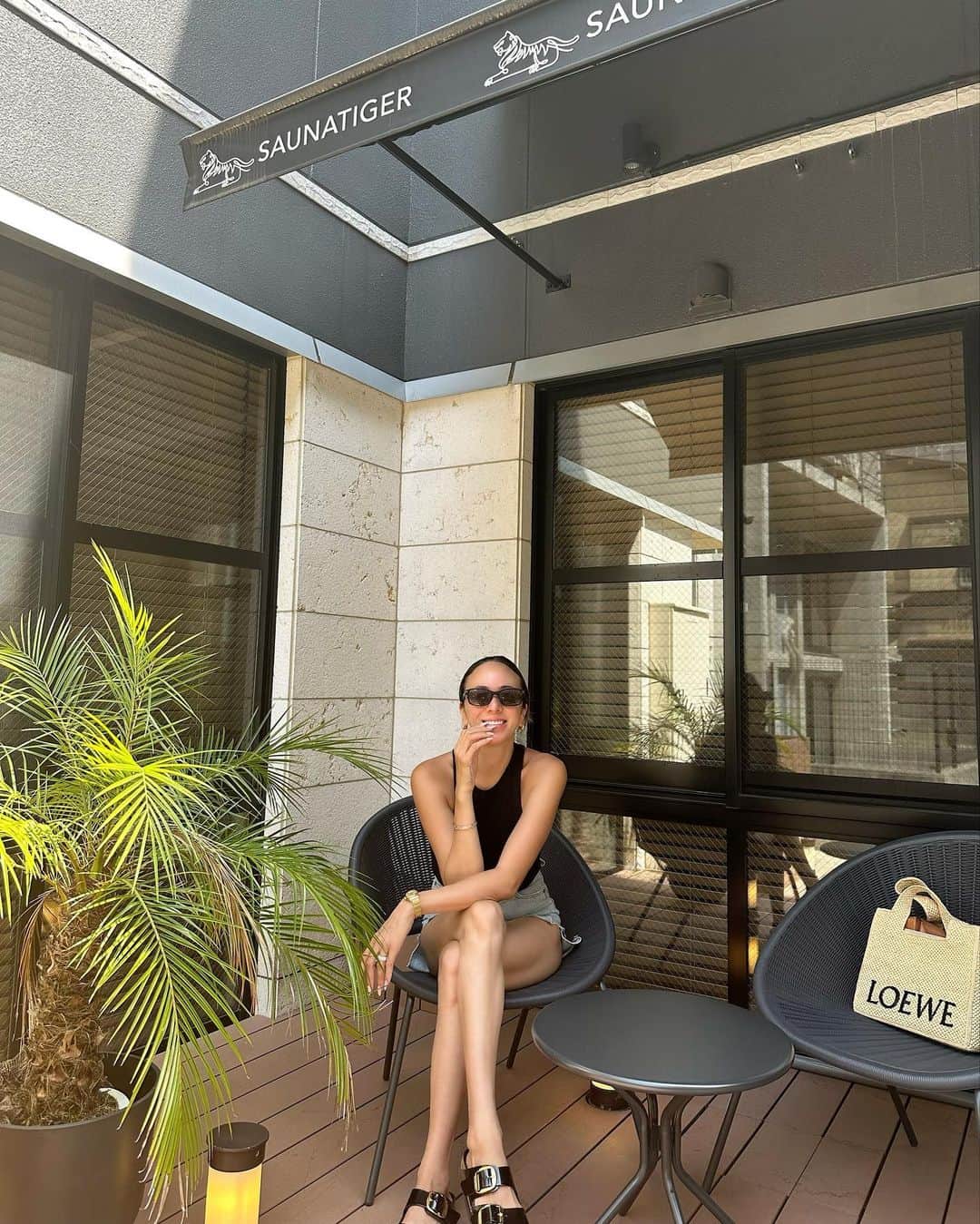 道端アンジェリカのインスタグラム：「サ活🧖‍♀️ 赤坂の @_saunatiger_ にて✨ 最近サウナの回数がさらに増えてる🤭 外が暑くて湿気まじりのベタベタな汗をかくからこそ、サウナで一気にダラダラ汗を流すと本当気持ちいいの☺️✨ できれば毎日来たい🧖‍♀️  @_saunatiger_ は完全プライベートな空間だからすっごくゆっくりできる💖 そして女の子も嬉しいアメニティも充実してるから本当に手ぶらで大丈夫なの😊👍」
