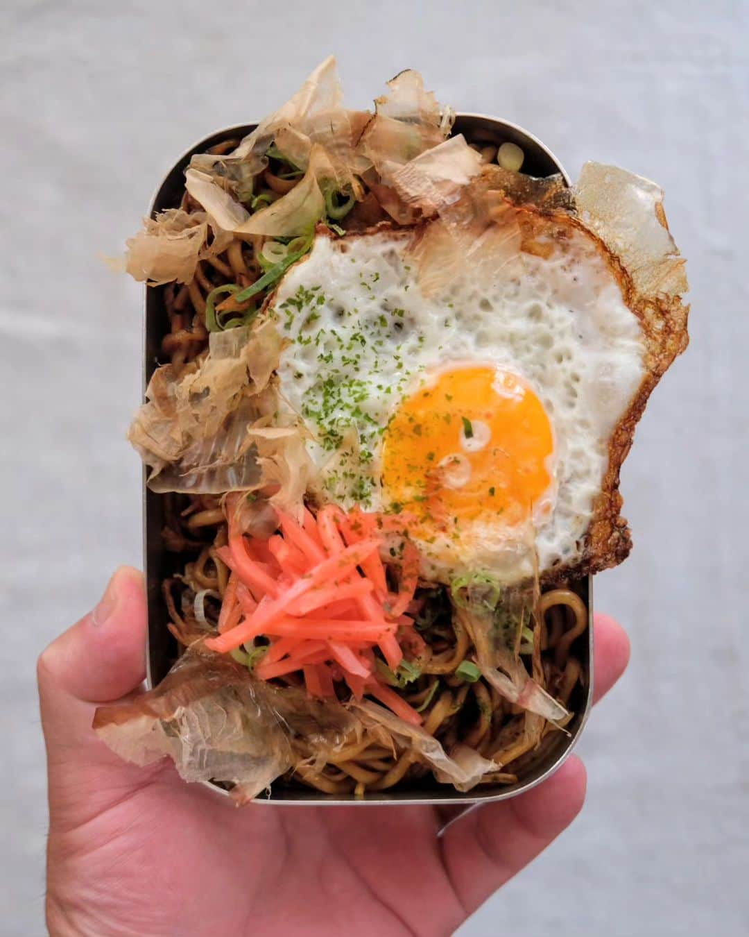 わたをのインスタグラム：「焼きそば  焼きそばを食べるとシュワシュワしたのが飲みたくなるよ。  #わた弁 #弁当 #お弁当 #焼きそば #bento #Yummy #delicious #Japan #Japanesefood #Japaneselunch #bentobox #lunchbox」