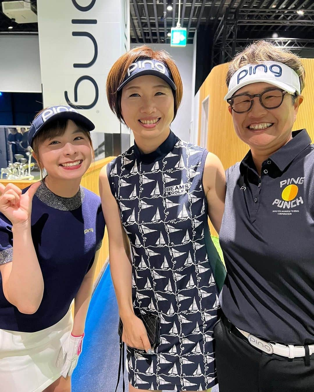 なみきさんのインスタグラム写真 - (なみきInstagram)「7月19日PINGさんの新製品発表会でした⛳️ なんと4年ぶりにレディースクラブが出たとか！ 商品名は「GLe3」！ 今回はお久しぶりのこころちゃんと一緒に試打体験してきました☺️ 今までのモデルとはちょっと違うのはまずはデザイン！ 紺色でマット加工してあるので、シックで大人っぽい印象ですが、ポイントでゴールドのラインが入っていておしゃかわなクラブでした☺️ そしてまず試打して思ったのが、クラブベットが勝手に走ってくれる印象でまた打点が少しずれても大きなミスにならないミスに強いクラブだなと感じました！ これはあくまでも私の感想なので、ぜひみなさん気になる方打ってみてくださいね！この日はPING契約のプロもたくさんいらっしゃったの 写真撮っていただきました！ 勝俣優美プロ @yumi.katsumata  岩本砂織プロ @respo_ism21  永野竜太郎プロ @ryutaro56  ソンヨンハンプロ @y.h_ssong  そして司会進行の小西綾子さん @koniaya22  渋野ひなこさんモノマネのこひなこさん @___golf1013  豪華メンバーでとても楽しい新製品発表会でした！！ 皆さんありがとうございました😊 私も今ちょうどクラブの見直しをしているので、自分に合うクラブ検討中です🤔 いろんなクラブを打って自分には何が合うのかこれからも研究していきたいと思います！ 試打している動画も撮影したので、また近日アップします☺️ ・ ・ #GOLF #golf #ゴルフ #ゴルフ女子 #ゴルフウェア #ping #PING  #新製品発表会 #レディース #GLe3」7月21日 6時37分 - namiki_golf