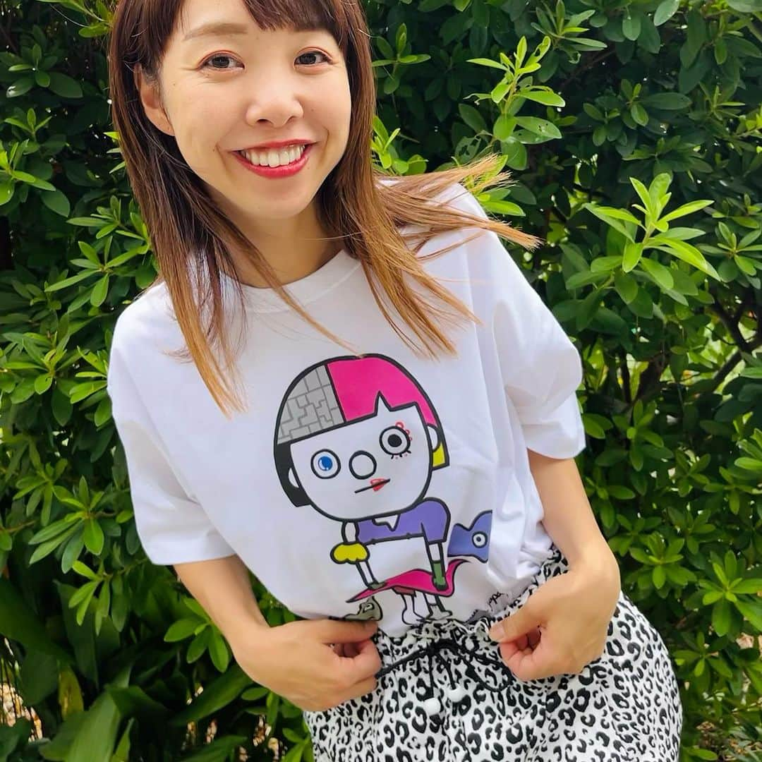 中村涼子さんのインスタグラム写真 - (中村涼子Instagram)「届いた！着てみた！  『プリントホワイトALL ME！Tシャツ』 Mサイズ着用(162cm 50kg)  『ALL ME！』クラウドファンディング限定グッズSETより  －－－－－－－－－－－－ ぬけけけけ🥹✨ グッズ感と私服感の中間さが、たまらないです🌺🌺  ここまで、チク美ちゃんを真ん中にどーん！ とできるデザインは、 こういった個展などの際に限ってなので お祭り！的な気持ちも高まり、 最高に嬉しくなります🎆🎆🎆  されど白Tに黒の線が引き締めてくれているので、 ボトムスは デニムやスカート、結構なんでも合います😁 秋になったら下に薄手のインナー着て合わせるんだー🤡  こちらはア太郎くん用に試作の段階で110cmも作ってみました☀️  着てもらうの楽しみです。 毎回楽しみ、嬉しい  こちらに、 現在生地の発注をして製作に入る ポーチと、マスコットキーホルダー それに参加証明書やポストカード、待受画面などを合わせた  限定グッズSET  を返礼品で販売しています！ こちらの購入いただいた費用は個展開催の資金にもなります🙌  あと9日のクラウドファンディングも宜しくお願い致します💐💐  【2023年7月2日（日）12:00〜7月30日(日)23:59までクラウドファンディング中！】 募集ページは、 プロフィールリンク一番上から飛べます✈️  ーーーーーーーーーー 2023年10月3日（火）〜8日（日） 中村涼子個展『ALL ME！』 会場:弘重ギャラリー ーーーーーーーーーー  #中村涼子個展 #ALLME」7月21日 17時33分 - nakamuraryoko56