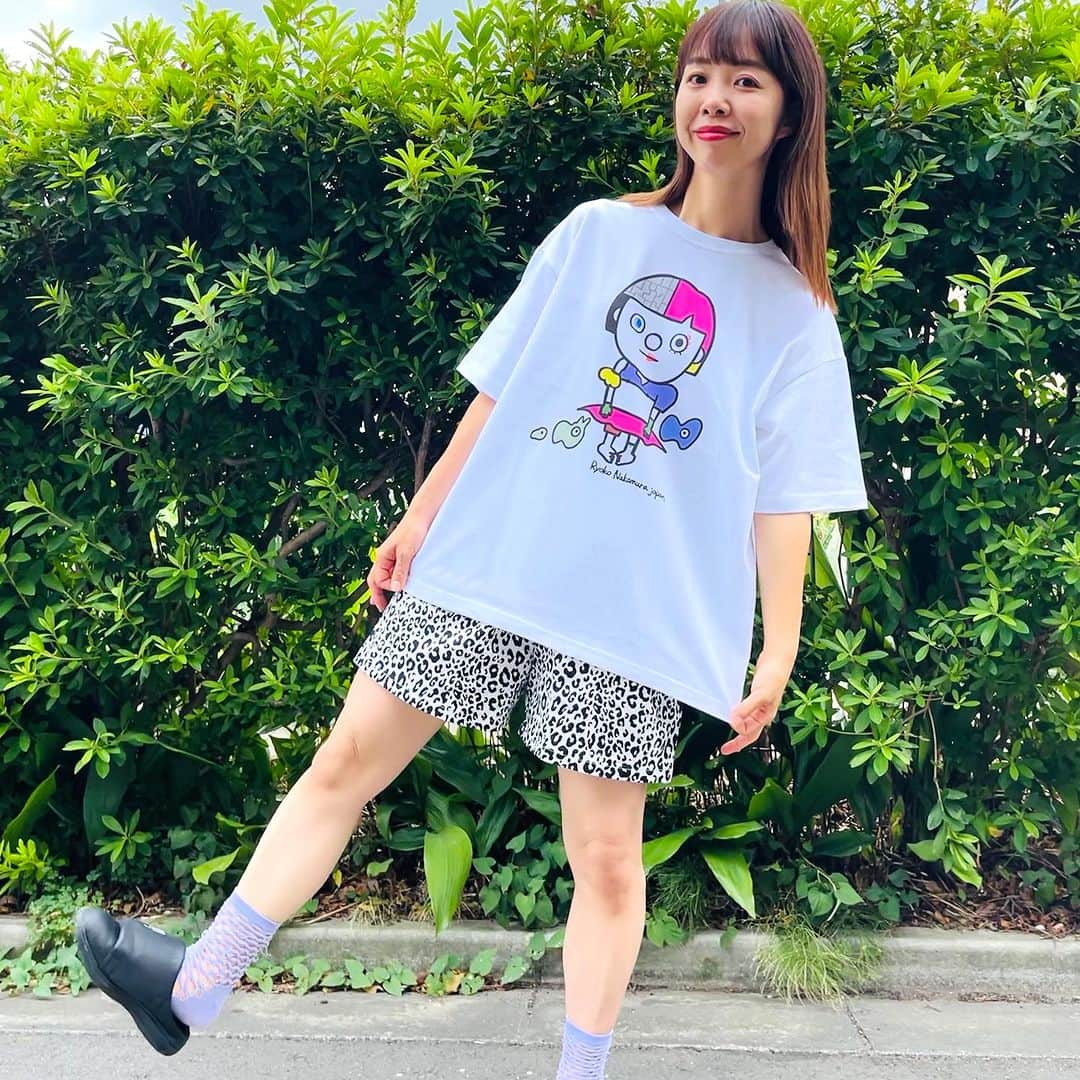 中村涼子さんのインスタグラム写真 - (中村涼子Instagram)「届いた！着てみた！  『プリントホワイトALL ME！Tシャツ』 Mサイズ着用(162cm 50kg)  『ALL ME！』クラウドファンディング限定グッズSETより  －－－－－－－－－－－－ ぬけけけけ🥹✨ グッズ感と私服感の中間さが、たまらないです🌺🌺  ここまで、チク美ちゃんを真ん中にどーん！ とできるデザインは、 こういった個展などの際に限ってなので お祭り！的な気持ちも高まり、 最高に嬉しくなります🎆🎆🎆  されど白Tに黒の線が引き締めてくれているので、 ボトムスは デニムやスカート、結構なんでも合います😁 秋になったら下に薄手のインナー着て合わせるんだー🤡  こちらはア太郎くん用に試作の段階で110cmも作ってみました☀️  着てもらうの楽しみです。 毎回楽しみ、嬉しい  こちらに、 現在生地の発注をして製作に入る ポーチと、マスコットキーホルダー それに参加証明書やポストカード、待受画面などを合わせた  限定グッズSET  を返礼品で販売しています！ こちらの購入いただいた費用は個展開催の資金にもなります🙌  あと9日のクラウドファンディングも宜しくお願い致します💐💐  【2023年7月2日（日）12:00〜7月30日(日)23:59までクラウドファンディング中！】 募集ページは、 プロフィールリンク一番上から飛べます✈️  ーーーーーーーーーー 2023年10月3日（火）〜8日（日） 中村涼子個展『ALL ME！』 会場:弘重ギャラリー ーーーーーーーーーー  #中村涼子個展 #ALLME」7月21日 17時33分 - nakamuraryoko56