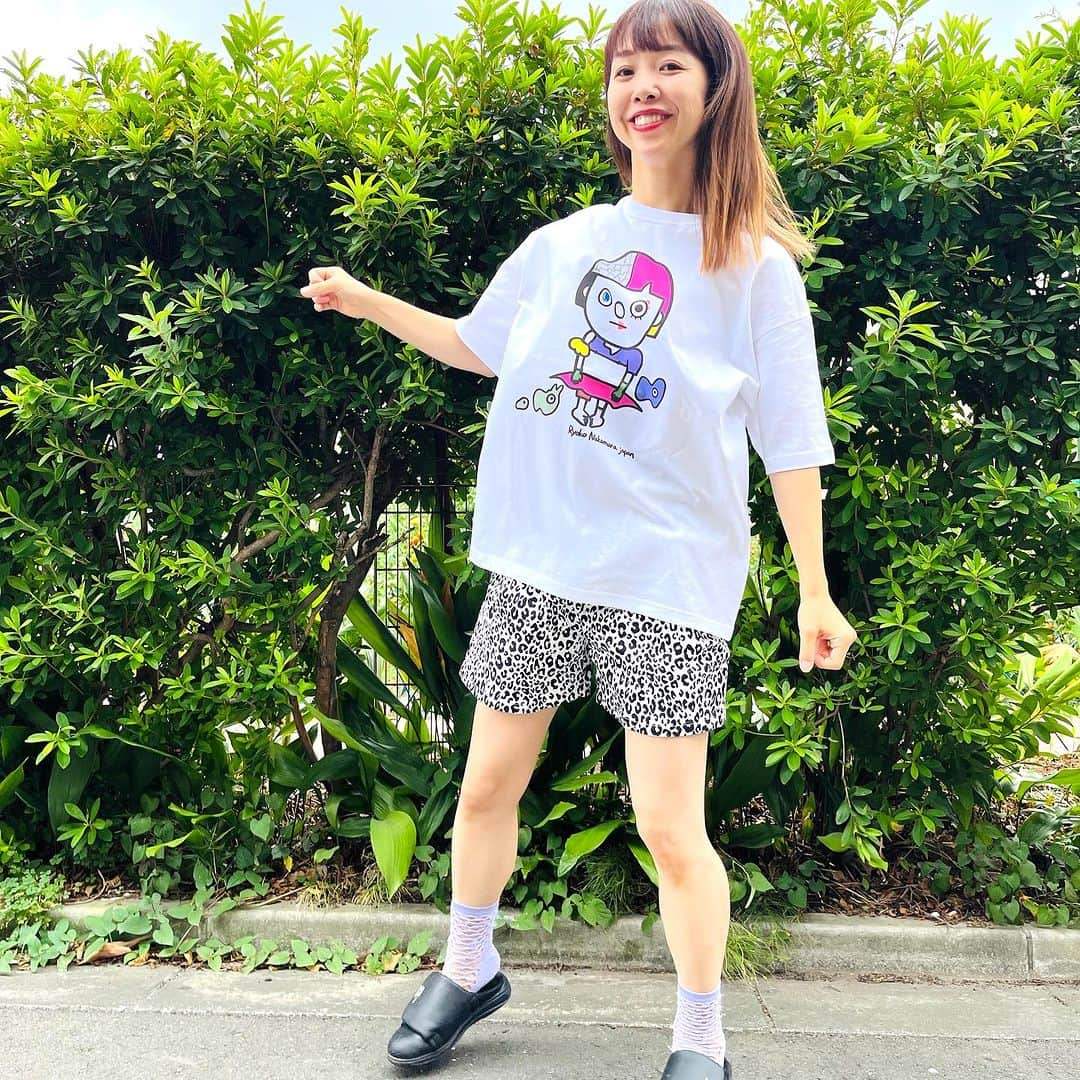 中村涼子さんのインスタグラム写真 - (中村涼子Instagram)「届いた！着てみた！  『プリントホワイトALL ME！Tシャツ』 Mサイズ着用(162cm 50kg)  『ALL ME！』クラウドファンディング限定グッズSETより  －－－－－－－－－－－－ ぬけけけけ🥹✨ グッズ感と私服感の中間さが、たまらないです🌺🌺  ここまで、チク美ちゃんを真ん中にどーん！ とできるデザインは、 こういった個展などの際に限ってなので お祭り！的な気持ちも高まり、 最高に嬉しくなります🎆🎆🎆  されど白Tに黒の線が引き締めてくれているので、 ボトムスは デニムやスカート、結構なんでも合います😁 秋になったら下に薄手のインナー着て合わせるんだー🤡  こちらはア太郎くん用に試作の段階で110cmも作ってみました☀️  着てもらうの楽しみです。 毎回楽しみ、嬉しい  こちらに、 現在生地の発注をして製作に入る ポーチと、マスコットキーホルダー それに参加証明書やポストカード、待受画面などを合わせた  限定グッズSET  を返礼品で販売しています！ こちらの購入いただいた費用は個展開催の資金にもなります🙌  あと9日のクラウドファンディングも宜しくお願い致します💐💐  【2023年7月2日（日）12:00〜7月30日(日)23:59までクラウドファンディング中！】 募集ページは、 プロフィールリンク一番上から飛べます✈️  ーーーーーーーーーー 2023年10月3日（火）〜8日（日） 中村涼子個展『ALL ME！』 会場:弘重ギャラリー ーーーーーーーーーー  #中村涼子個展 #ALLME」7月21日 17時33分 - nakamuraryoko56