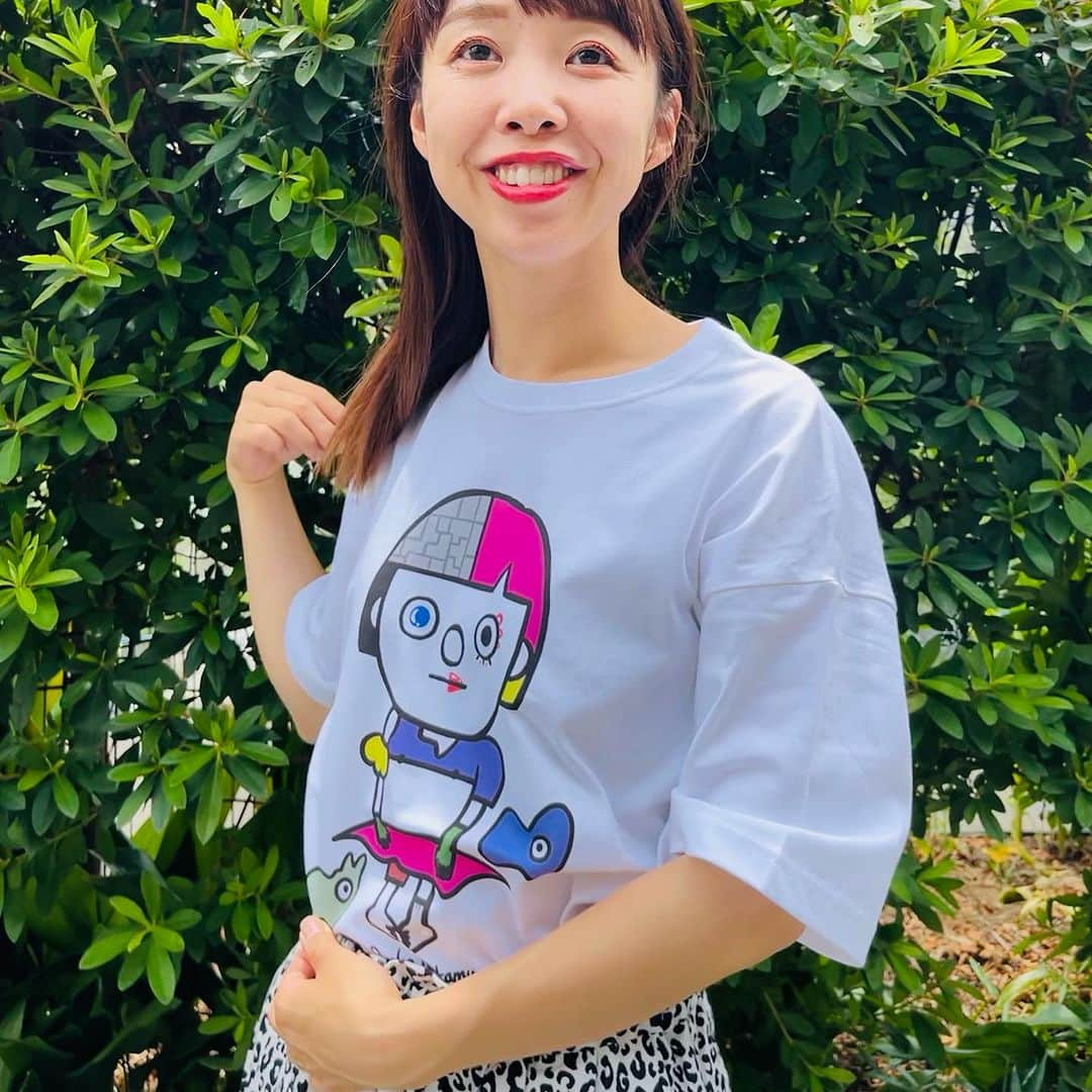 中村涼子さんのインスタグラム写真 - (中村涼子Instagram)「届いた！着てみた！  『プリントホワイトALL ME！Tシャツ』 Mサイズ着用(162cm 50kg)  『ALL ME！』クラウドファンディング限定グッズSETより  －－－－－－－－－－－－ ぬけけけけ🥹✨ グッズ感と私服感の中間さが、たまらないです🌺🌺  ここまで、チク美ちゃんを真ん中にどーん！ とできるデザインは、 こういった個展などの際に限ってなので お祭り！的な気持ちも高まり、 最高に嬉しくなります🎆🎆🎆  されど白Tに黒の線が引き締めてくれているので、 ボトムスは デニムやスカート、結構なんでも合います😁 秋になったら下に薄手のインナー着て合わせるんだー🤡  こちらはア太郎くん用に試作の段階で110cmも作ってみました☀️  着てもらうの楽しみです。 毎回楽しみ、嬉しい  こちらに、 現在生地の発注をして製作に入る ポーチと、マスコットキーホルダー それに参加証明書やポストカード、待受画面などを合わせた  限定グッズSET  を返礼品で販売しています！ こちらの購入いただいた費用は個展開催の資金にもなります🙌  あと9日のクラウドファンディングも宜しくお願い致します💐💐  【2023年7月2日（日）12:00〜7月30日(日)23:59までクラウドファンディング中！】 募集ページは、 プロフィールリンク一番上から飛べます✈️  ーーーーーーーーーー 2023年10月3日（火）〜8日（日） 中村涼子個展『ALL ME！』 会場:弘重ギャラリー ーーーーーーーーーー  #中村涼子個展 #ALLME」7月21日 17時33分 - nakamuraryoko56