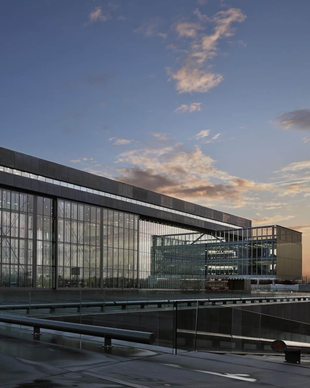 ジースター ロゥさんのインスタグラム写真 - (ジースター ロゥInstagram)「Welcome to our headquarters. The RAWFACTORY.   • Built in 2014  • Designed by Rem Koolhaas OMA  • A brutalist concrete foundation • Inspired by an air hangar  • Home to our creative concepts  • The DNA of G-Star    #RAWFACTORY #GStarRAW #RemKoolhaas」7月21日 17時33分 - gstarraw