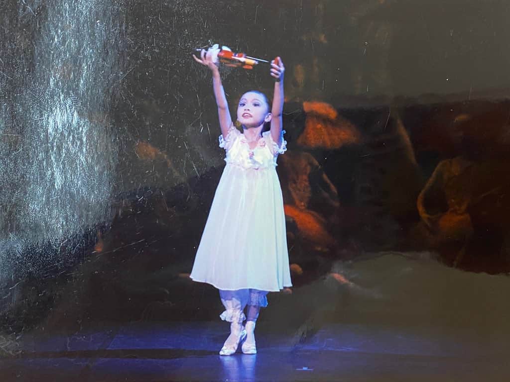 松浦景子さんのインスタグラム写真 - (松浦景子Instagram)「プロのバレエの舞台「くるみ割り人形」で”クララ“という大役を 芸人である私に抜擢していただきました  大変恐縮な気持ちですが、頑張ります！ 日本唯一の野外劇場🌲清里フィールドバレエ @chambreouest  今年も呼んでいただき嬉しい限りです❤️  まだ自分が吉本に入ると1ミリも思わなかった 7才クララ時代の写真です  あ〜蔵本先生ぇ〜  🎄🩰🎀  ーーー▼舞台出演情報＊時系列順▼ーーー  .  ■清里フィールドバレエ2023  【くるみ割り人形▶︎クララ役】8/3と4のみ出演 清⾥⾼原 萌⽊の村 特設野外劇場 19:00開演　※雨天中止  会場にてバレエブランド【Kekke】出店販売あり  .  ■ウクライナ国立バレエ(旧キエフ･バレエ)来日公演  【親子で楽しむ夏休みバレエまつり:メインMC】  8/6(日) 東京国際フォーラム 12:30開演回・16:30開演回  会場ロビーにてバレエブランド【Kekke】出店販売あり  ※こちらはMCのため松浦景子は踊りません※  .  ■GGGプロジェクト ガチョーク讃歌  【フェアリードールよりパドトロワ】  8/8(火)19:00開演　熊本芸術劇場 8/10(木)19:00開演　横須賀芸術劇場 8/12(土)19:00開演　メルパルク大阪  ※新国立劇場バレエ団の佐野和輝さん・山田悠貴さんと踊ります  会場ロビーにてバレエブランド【Kekke】出店販売あり  　 .  ■スズキバレエアート 第37回発表会 【パリの炎よりパドドゥ】全幕抜粋ジャンヌ役 8/13(日)16:30開演 大阪府池田市民会館アゼリアホール  .  P.Sバレエではないイベント情報  ■松浦景子の今夜は踊らない 〜大人の皆さんに見て欲しいピンネタライブ〜 8/30(水)道頓堀ZAZA HOUSE 20:30開演 ★チケット一般発売中  NGKやルミネ単独は お子様からバレリーナも含めて全方位に合わせた 超ハートフルな内容でしたが 今回は単独のテイストでは絶対できない ターゲットや内容も絞りきった 超至近距離劇場な旨ご了承下さい  ※踊らないとは限りません 絶対踊らないと約束はできません（たぶんどうせ踊る）  #清里フィールドバレエ #清里フィールドバレエ34th  #バレエ大好き #吉本新喜劇 #新喜劇 #バレエ芸人 #バレリーナ芸人 #クラシックバレエ #くるみ割り人形  #バレエシャンブルウエスト  #シャンブルウエスト #バレエ女子 #バレエあるある #松浦景子  #ballet #ballerina  #balletdancer #balletphotography #balletpost」7月21日 17時33分 - pinkpinks13