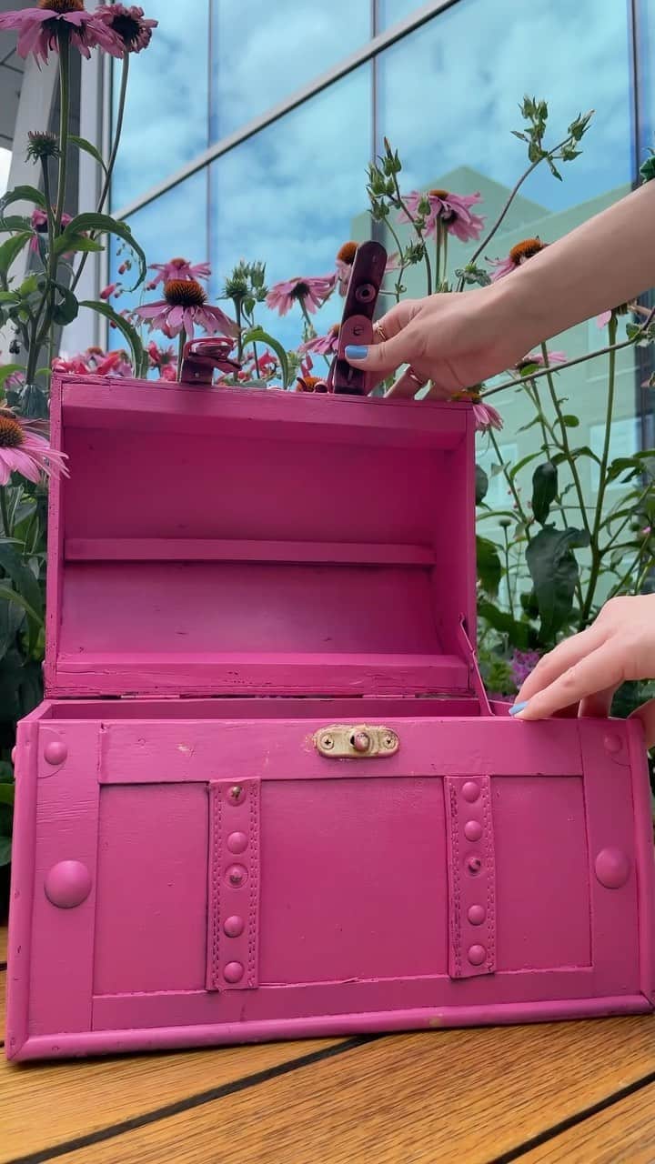 アクセサライズのインスタグラム：「Which bag will you take to the cinema tonight? 👛🍿 #barbiemovie #accessorize #barbie」