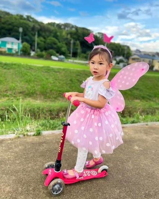 microscooters_japanのインスタグラム：「日曜から熱でダウンしていた長女🤒  ようやく昨日一日熱が出なくなって 今日は幼稚園に行けたよ☺️ 夏休み前最終日行けてよかった♡  フェアリーセットを装備して 河川敷をキックボードで爆走🤣  すれ違う人にたくさん可愛いって 褒めてもらえたよ❤️‍🔥❤️‍🔥  🛴　@microscooters_japan   --------------------------------------------⁡⁡⁡⁡ ⁡⁡⁡⁡ ⁡ @waka_9_19 by さんに⁡⁡⁡⁡⁡ #ミニマイクロ折りたたみデラックスLED　⁡⁡⁡⁡ にお乗りいただきました❤⁡⁡⁡⁡⁡ ありがとうございます☺✨⁡⁡⁡⁡⁡ ⁡⁡⁡⁡ ⁡ ▶ミニマイクロ折りたたみデラックスLED⁡⁡⁡⁡⁡ ⁡⁡⁡⁡⁡ ワンタッチで簡単に折りたたむことができるので⁡⁡⁡⁡⁡ 持ち運び、収納がとっても便利💕⁡⁡⁡⁡⁡ ⁡⁡⁡⁡⁡ 2歳からお使いいただけます👦👧⁡⁡⁡⁡⁡ ⁡⁡⁡⁡⁡ お子様本人が体重移動をすることで簡単に方向転換をすることができ⁡⁡⁡⁡⁡ 走ると光るLEDタイヤ付きで走るたびルンルンウキウキ🎵⁡⁡⁡⁡⁡ ⁡⁡⁡⁡⁡ タイヤ部分のLEDは電池、充電必要ないので⁡⁡⁡⁡⁡ とても便利です🔋🙅❕⁡⁡⁡⁡⁡ ⁡⁡⁡⁡⁡ 暗い場所でもどこにいるかすぐに分かるので⁡⁡⁡⁡⁡ 保護者の方も安心です😊⁡⁡⁡⁡⁡ ⁡⁡⁡⁡⁡ ブレーキもついているから⁡⁡⁡⁡⁡ 安心してお使いいただくことができます💛⁡⁡⁡⁡⁡ ⁡⁡⁡⁡⁡ 楽しく運動神経、バランス感覚を鍛えることができる⁡マイクロスクーターのキックボードはいかがですか？😉💛⁡⁡⁡⁡⁡ ⁡⁡⁡⁡⁡ 商品の詳細、購入、お問い合わせはプロフィールのリンクをclick👆⁡⁡⁡⁡⁡ ⁡⁡⁡⁡⁡ ⁡⁡⁡⁡⁡ ⁡ ⁡⁡⁡⁡⁡ #マイクロスクーター⁡⁡⁡⁡⁡ #マイクロキックボード⁡⁡⁡⁡⁡ #キックボード⁡⁡⁡⁡⁡ #二輪車　#三輪車⁡⁡⁡⁡⁡ #2歳 #3歳 #4歳 #5歳 #6歳⁡⁡⁡⁡⁡ #マイクロスクーター⁡⁡⁡⁡⁡ #マイクロキックボード⁡⁡⁡⁡⁡ #マイクロミニ折りたたみ⁡⁡⁡⁡⁡ #2歳 #3歳#誕生日プレゼント⁡⁡⁡⁡⁡ #プレゼント #キックボード⁡⁡⁡⁡⁡ #キックスクーター #子育て⁡⁡⁡⁡⁡ #マイクロミニ #男の子ママ⁡⁡⁡ #外遊び #週末お出かけ #夏休み」