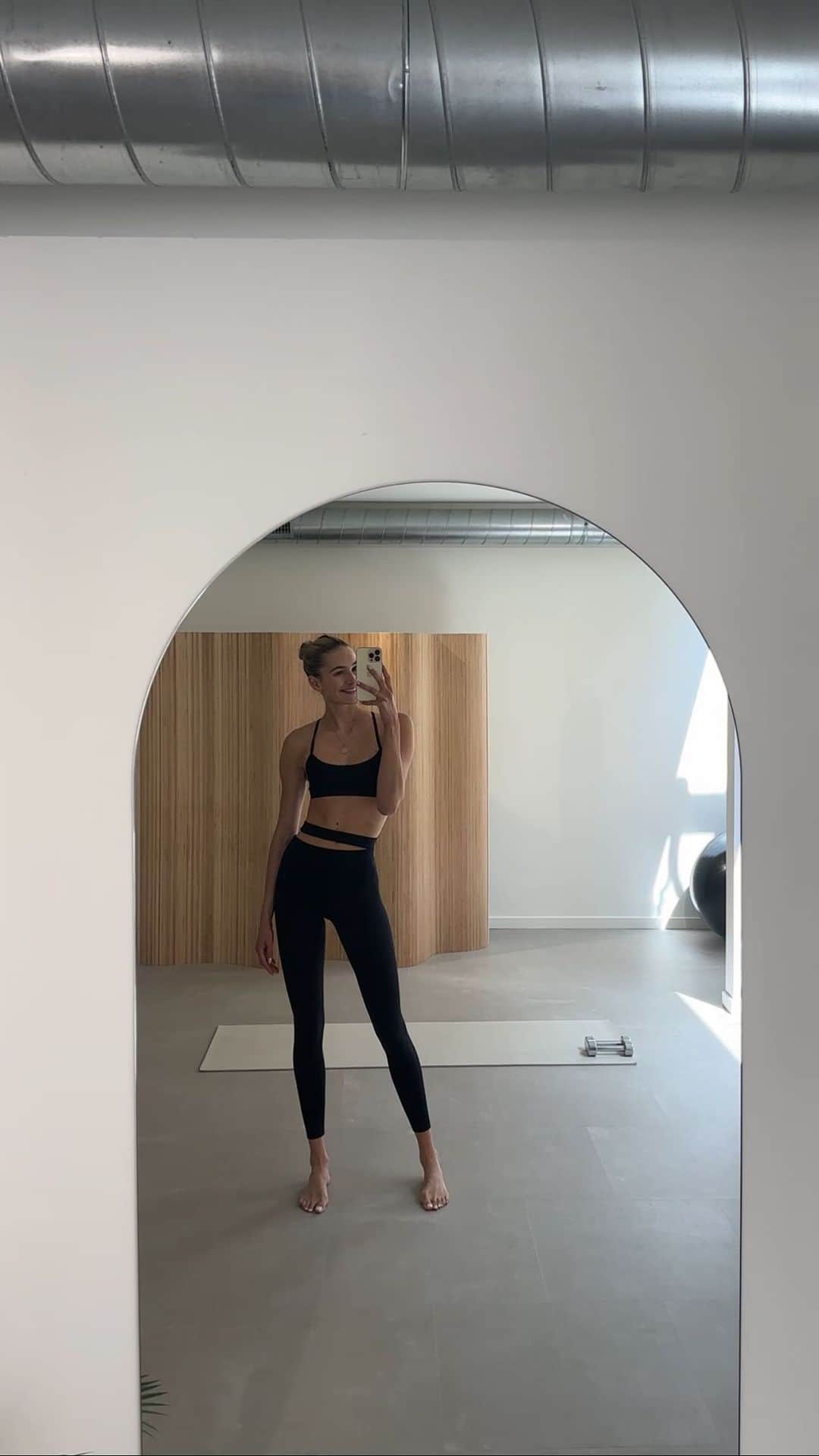 サンヌ・ヴロートのインスタグラム：「A glimpse in my morning routine here in Amsterdam. Sometime my routine changes and thats okay, life flows and so do we! Just remember it doesn’t have to be perfect, do the best you can and thats enough!  	1.	Wake up, brush my teeth and get ready 	2.	Simple make up routine ( using @anastasiabeverlyhills , @armanibeauty concealer, @summerfridays lip balm) 	3.	Make my @drinkag1 and take @nutrafol & @seed 	4.	Get a stretch in ( this is something I have been super consistent with in the past months because I notice what a difference it makes in my body) 	5.	5-10 min sunlight in my face 	6.	@soulsyncbody Pilates Workout」