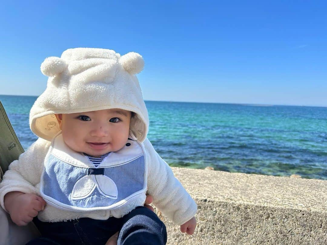 花王 メリーズ Merriesのインスタグラム：「青い空と海を背景に、海でパシャリ！👶🏖 . とっても自然なにっこり笑顔✨ 初めての海は、きっと素敵な思い出になりましたね♡ . これからもたくさん思い出を作ってくださいね😊 . . こちらの素敵なお写真は @haruki.220826 さんのお写真です。 @haruki.220826さまのアカウントはとっても素敵なお写真ばかりですので、みなさんもぜひご覧になってみてくださいね😍 --------------------------------------------------- 花王の赤ちゃん用品ブランド「メリーズ」公式アカウントです👶 . 「#メリーズ」「#メリーズファーストプレミアム」で投稿いただいた中から素敵なお写真をご紹介していますので、ぜひ投稿してみてくださいね✨ . 新発売！パワフル通気でムレ発散。メリーズで「#ずっと肌さら」🎵 --------------------------------------------------- . . #メリーズファーストプレミアム #赤ちゃん #ベビー #成長記録 #子育て #子育てグラム #赤ちゃんのいる生活 #新米ママ #プレママ #ママカメラ #親バカ部 #ハイハイ #赤ちゃんのいる暮らし #赤ちゃん写真 #赤ちゃん動画 #ベビスタグラム #0歳 #1歳 #2歳 #育児 #育児あるある #ベビーフォト #ベビーグッズ #オムツ #オムツ姿 #育児グッズ #👶」