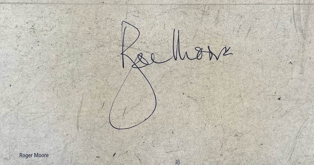 河野太郎さんのインスタグラム写真 - (河野太郎Instagram)「テルアビブのホテルの床にやはりこれまで泊まった人のサインが…..。」7月21日 16時00分 - konotarogomame