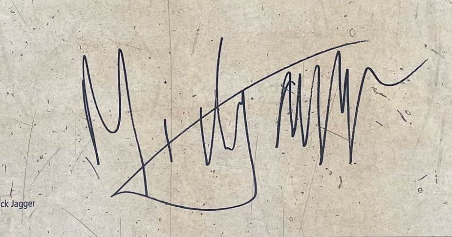 河野太郎さんのインスタグラム写真 - (河野太郎Instagram)「テルアビブのホテルの床にやはりこれまで泊まった人のサインが…..。」7月21日 16時00分 - konotarogomame