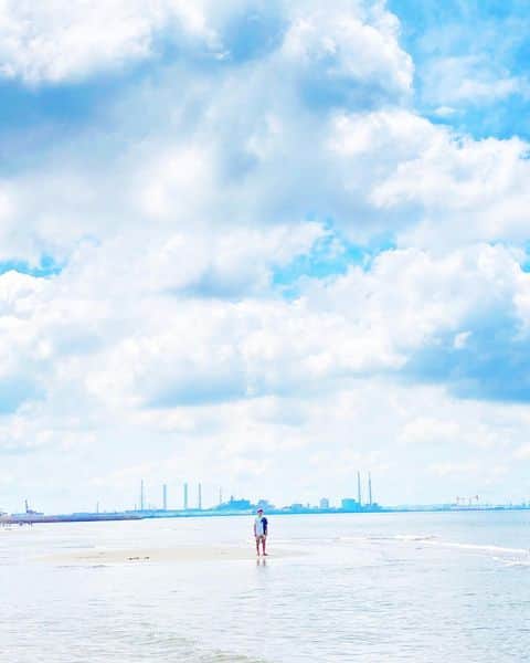 あなたのLOVE CHIBA教えてキャンペーンさんのインスタグラム写真 - (あなたのLOVE CHIBA教えてキャンペーンInstagram)「★写真投稿でプレゼントに応募！ラブちばキャンペーン★ 【　@nana0g0　さん】の投稿をご紹介📷  📌稲毛海浜公園／千葉県千葉市  夏らしい青空と、遠くに見える景色に圧倒されますね✨  いなげの浜海水浴場は、8月27日まで開設中🌊 昨年より遊泳エリアが拡大しているそうですよ。  県内最大級！ 稲毛海浜公園プールは、7/15（土）〜9/3（日）まで営業。 @sunsetbeachpark  ビーチとプールの行き来ができる、大型プールなんです✨ ちびっこプールや水上アスレチックなどは、子どもたちに大人気！ 7月と8月は、毎日キッチンカーイベントを開催予定。  千葉県内の観光やドライブ、夏休みのおでかけの参考にぜひチェックしてみてください♪ （保存しておくと便利ですよ）  《稲毛海浜公園》 🏔場所：千葉市美浜区高浜７丁目２ 稲毛海浜公園内 🚗駐車場：あり　※有料  投稿ありがとうございました🙇‍♂  ----------------------------- ／ ラブちばSeason12 開催期間：2023.06.01～2024.03.31 ＼ ------------------------------- 千葉県の魅力あふれる写真をらぶちばに投稿して、 プレゼントをGETしよう！！  毎月20名様に、チーバくんグッズや千葉県の特産品が抽選で当たります✨ たくさんのご応募をお待ちしております！ プレゼントはプロフィール欄のリンクから 公式サイト（https://love-love-chiba.jp/）でチェック！  📷応募方法： ①公式Instagramアカウント『@love.love.chiba』をフォロー ②２つのハッシュタグをつけて、千葉の魅力あふれる写真をシェア #らぶちば12に応募  希望するプレゼントを どれか一つハッシュタグをつける #チバザビーフ #千葉のチーズ #野菜ボックス #銚子つりきんめ #チーバくんアウトドアグッズ  （例）館山市の〇〇海岸の景色がとってもきれい！夕暮れどきもおすすめだよ♪ #らぶちば12に応募　#チーバくんアウトドアグッズ  ＼追加ハッシュタグでWチャンス👀✨／  今年は千葉県誕生150周年！ 期間限定で「千葉県 誕生150周年記念 特別賞」を開催します🎉  📅開催期間：2023.6/15（木）～8/31（木）  📝応募方法：「未来に残したい千葉県の魅力的な写真」を撮影📷✨ ラブちばキャンペーンの応募に必要なハッシュタグに加えて、 #150周年特別賞に応募 のハッシュタグをつけて、Instagramで投稿！  🎁プレゼント 抽選で合計30名様に当たります！  千葉県誕生150周年記念クッション（15名様） 千葉県誕生150周年記念グッズ詰め合わせ（15名様）  #千葉県 #千葉 #フォトコン #千葉観光 #千葉カメラ部 #千葉旅行 #あなたに撮られたい千葉 #千葉ドライブ #稲毛海浜公園 #千葉おでかけ #プレゼントキャンペーン #プレゼント企画 #千葉プール #水遊び #chiba #夏休み #海 #千葉カメラ部 #夏の風物詩 #カメラ好きな人と繋がりたい」7月21日 16時07分 - love.love.chiba