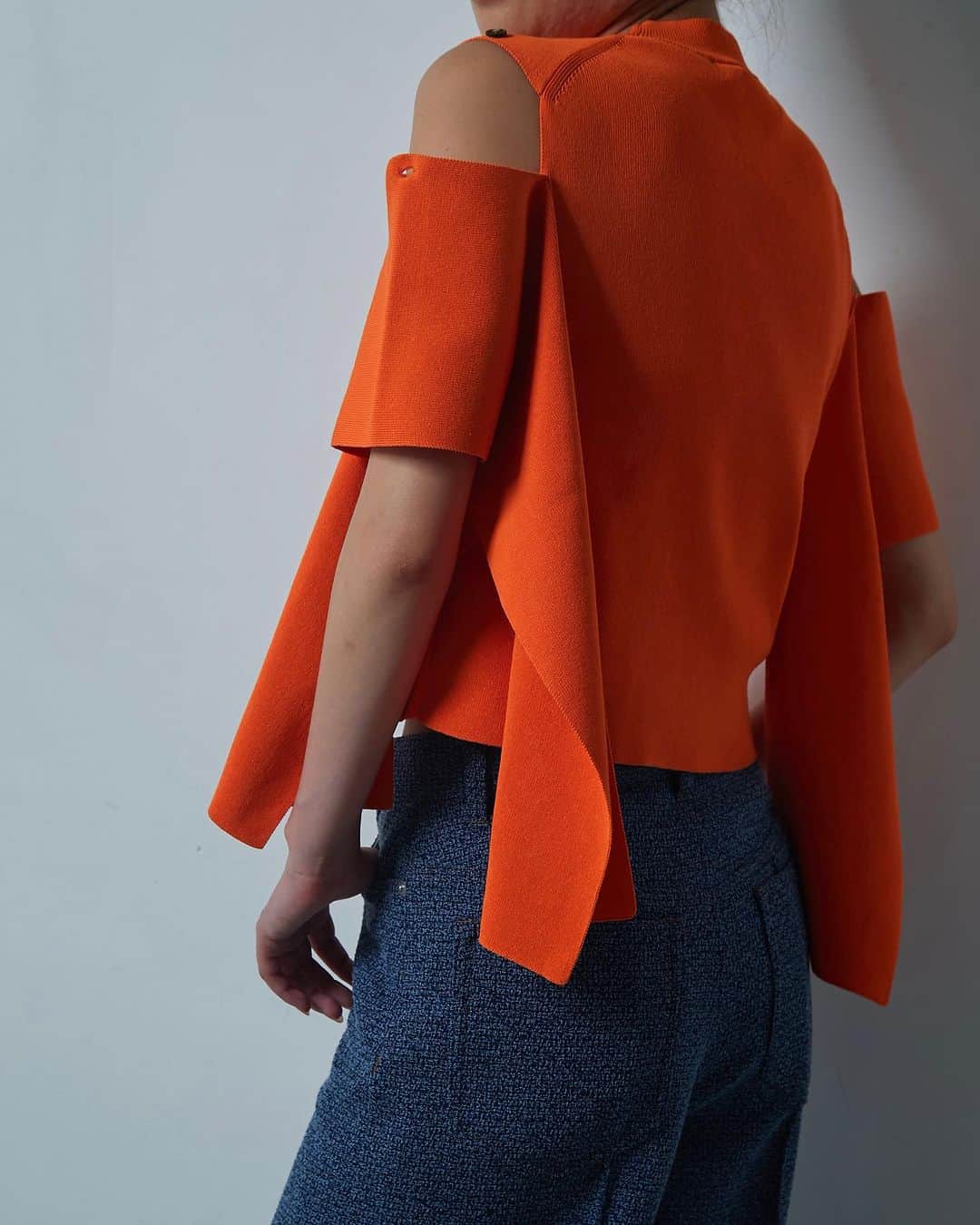ルシェルブルーさんのインスタグラム写真 - (ルシェルブルーInstagram)「【RECOMMEND ITEM】 . . ☑︎ Shoulder Out Wide Tape Knit ¥18,000+tax (Color: Black, White, Orange)  #lecielbleu #ルシェルブルー　#aw23 #fashion  #styling #shoulderout #widetape #knit #recommend」7月21日 16時04分 - lecielbleu_official