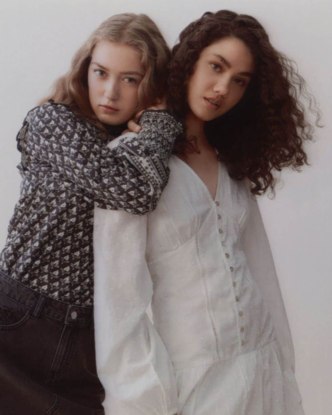 MANGOのインスタグラム：「Our latest Teen collection is full of romance and elegance. Do you want to know more? Check it out now at mango.com  Blouse: 57012892  Skirt: 57043258  Dress: 57053269  #MangoTeen」