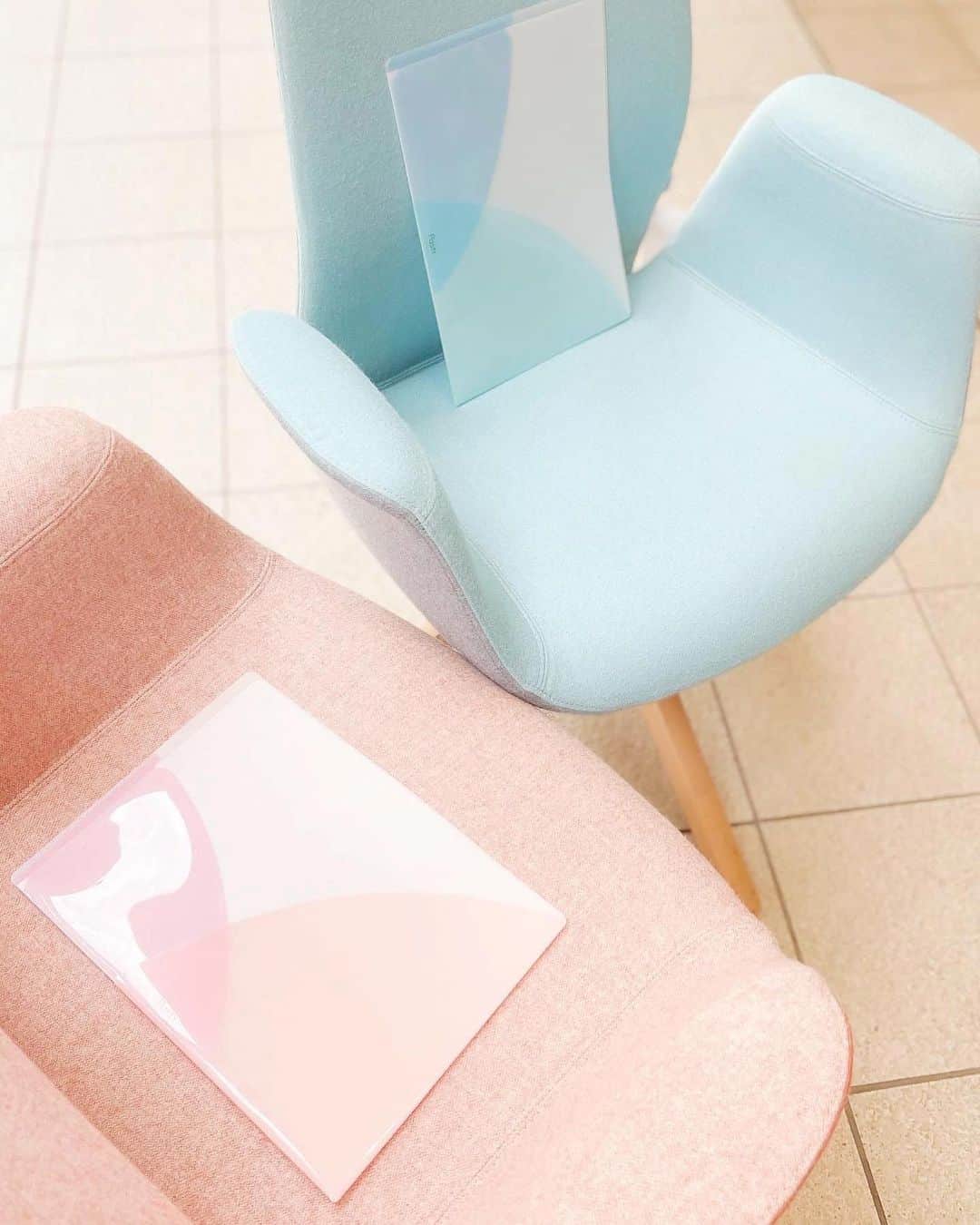 のインスタグラム：「形と色がアクセントに。  --------------------  インテリアの中でも特に、お部屋の印象を左右する椅子。  ベーシックなカラーを選びがちですが、  インテリアのスパイスにしたい場合は  色や形にこだわってみるのがおすすめです。 (写真に写っているのは、エリープロ) 　　 　　 発色の良い、明るいブルーやピンクは  お部屋を明るく爽やかに演出してくれます。  椅子の色味が  パスティ(クリアーホルダー)にぴったりだったので、  一緒に並べてみました。  　 どちらも優しい色味で、空間に溶け込みます。」