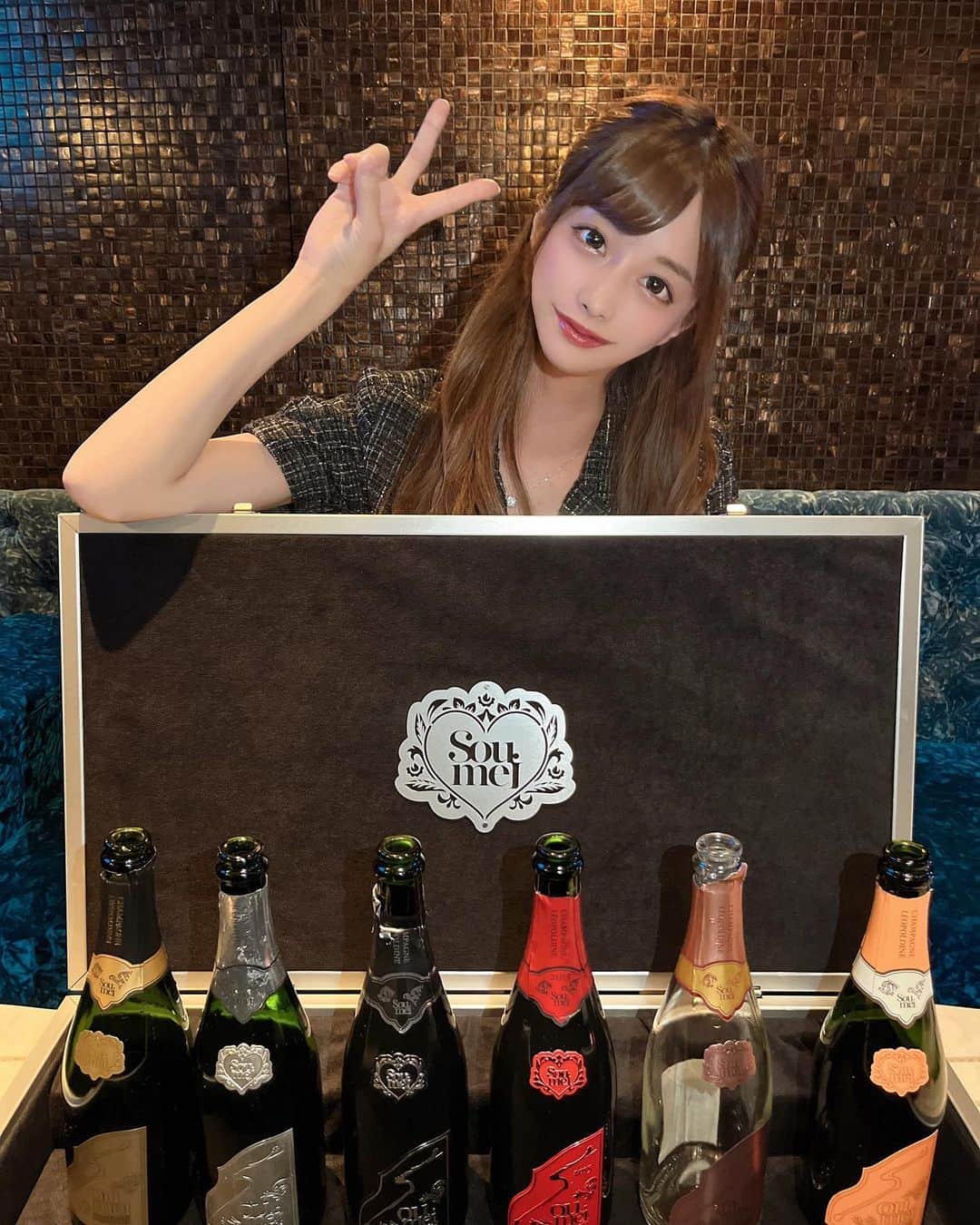 ことみのインスタグラム：「ソウメイアタッシュ🥰 @soumei.japan   . . #新宿#歌舞伎町#歌舞伎町キャバ嬢#歌舞伎#キャバクラ#キャバクラ嬢#revju#キャバ嬢#ワンピース#かわいい#キラキラ#ことみ」
