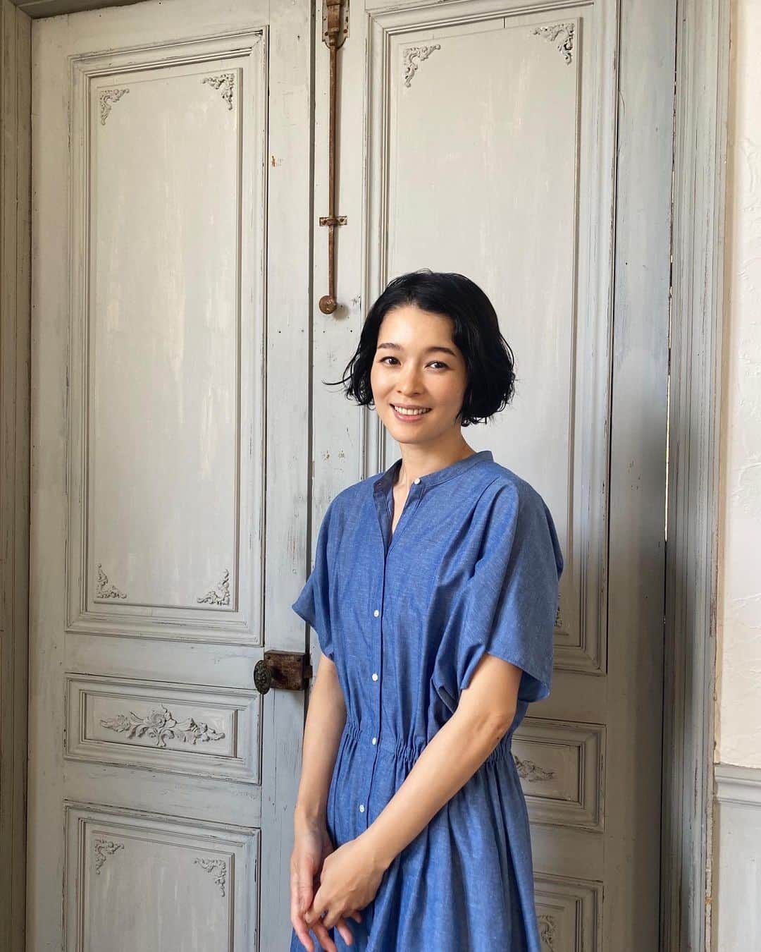藤澤恵麻のインスタグラム：「⁡ ⁡ 撮影合間のオフショット。 自然光が綺麗なハウススタジオで秋冬物のお洋服の撮影でした。 ⁡ 一歩外へ出ると暑さで汗が滴りますが、エアコンの効いた部屋へ戻ると、急に生き返ったような心地になります。 少しでも涼しくと、お気遣いして下さったスタッフの方々に感謝。 ⁡ 毎日本当に暑いので、皆さんも水分補給をしながら体調に気をつけてお過ごしくださいね。 ⁡ ⁡ #恵麻 #ema #撮影 #オフショット #ハウススタジオ」