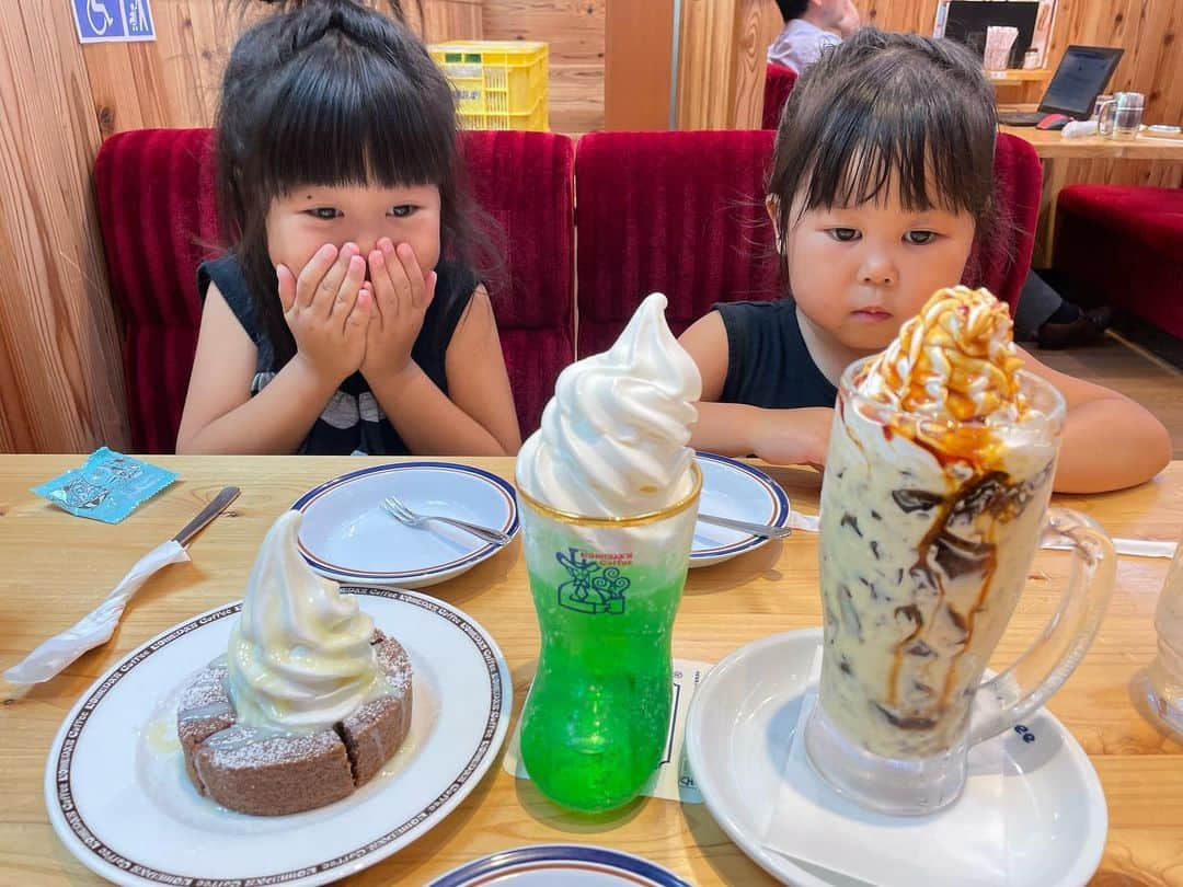 ぽるママのインスタグラム：「. . ただいま🥹🇯🇵✈️  念願のコメダにまず行ってきた☕️🍈🍦❤️‍🔥笑 大きさにドン引きしてたけど あっという間になくなったわよ🫶🏻笑  みゆふわとわたし、３人で初飛行機🥹✈️ 直行便がなくなってしまったので 初めての乗り継ぎ✈️ しかも行ったことない韓国の仁川空港🇰🇷✈️  不安で出発の前一週間くらいはずっとソワソワして 爆発しそうだったけど🤯☄️  みゆもふわもめっっっちゃくちゃおりこうで 機内ではいっぱい寝てくれて 乗り継ぎはちゃんと起きて歩いてくれて 無事に帰って来れました😭🇯🇵✈️✨💓🫶🏻  ちょっと朝は4：30に起こされたけど 全然おっけい！！！🙆🏻‍♀️🫡👌🏻 いっっっぱい楽しもうね🇯🇵❤️‍🔥💪🏻💪🏻💪🏻  #機内食は一食も逃したくない系女子 #どんだけ寝てても配られ始めたら起きる子たち #とにかく元気で良かったぁ」