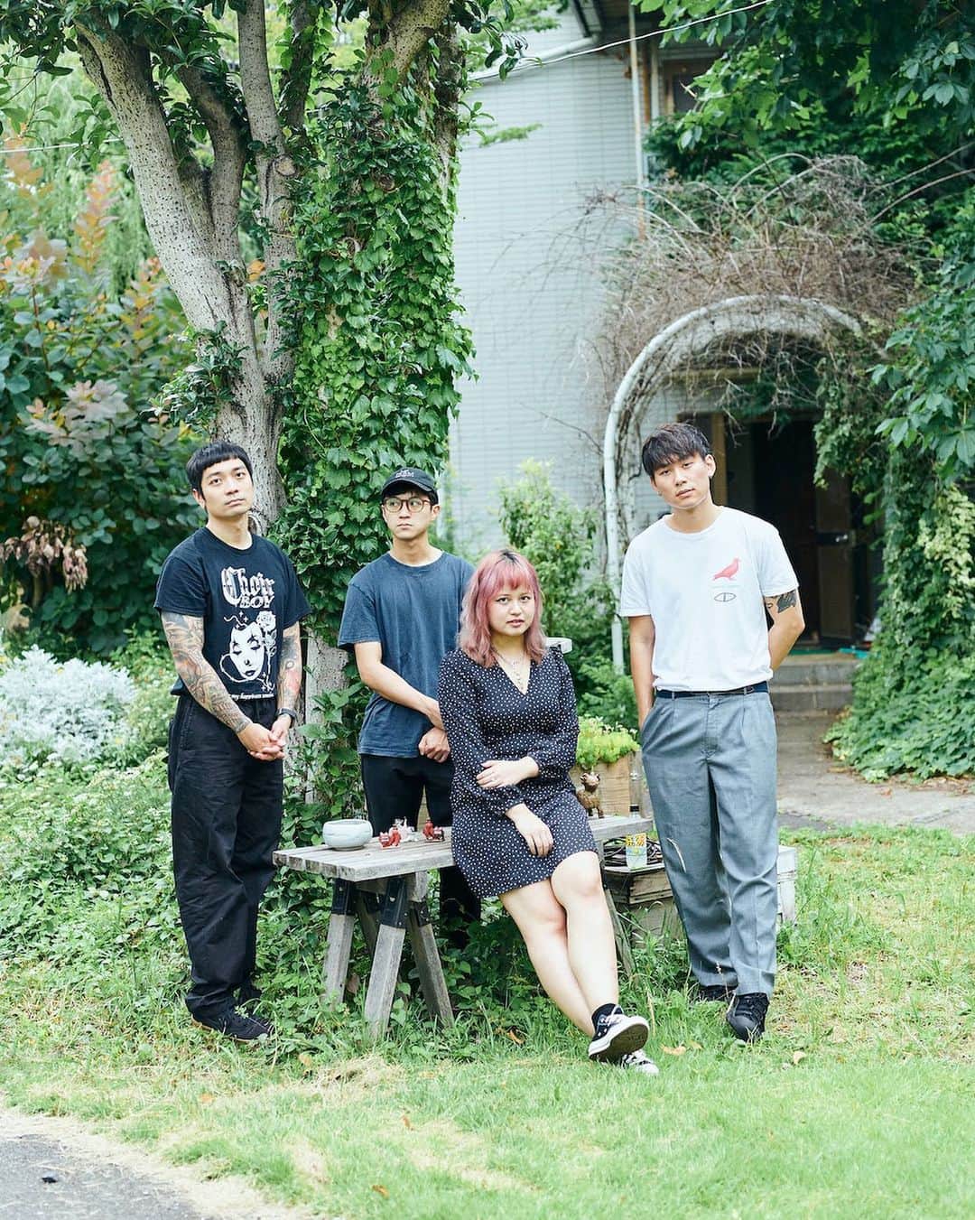 lute / ルーテのインスタグラム：「キャッチーで美しいメロディーセンスと轟音ノイズのシューゲイズサウンドで魅了するシンガポール拠点のバンド、Blush @blush__band 。 6月にNo Sleep Recordsから新曲‘All I Wanna Do’をリリース、来日公演も披露した彼らにインタビュー。年内リリース予定の新作アルバムにも期待！✔︎✨  Blush メンバー🌿 Soffi Peters（Vo. ソフィ・ピーターズ）、Nicholas Wong（Dr.ニコラス・ウォン）、Daniel Lim（Gt. ダニエル・リム）、Daniel Pei（Ba. ダニエル・ペイ）  Q. バンドを始めたきっかけを教えて  ダニエル・リムとソフィは、コロナ禍の期間中に一緒に『DOTA2』をたくさんプレイし、一緒に楽しみながら音楽を書いてみることにしたんです。テキストメッセージで曲のアイデアを共有したりして、自粛が解除されてから共にジャムセッションを試みることにしました。  Q.普段はどのように曲を作ってるの？  私たちの曲は通常、ギターとボーカルを使った基本的なデモから始まり、その後スタジオで一緒に曲を完成させようとします。  Q.曲にはどのような想いを込めていますか？  私たちはすべての曲で感情や気分を伝えるために最善を尽くしています:,)  Q.どのような音楽に影響を受けた？  ニック：私はAnti-FlagやMisfitsのようなパンクやハードコアで育ちました。ビデオゲーム「バーンアウト リベンジ」でComeback Kidの“Wake The Dead”を聞いて、私の人生が変わりました。  リム：シンガポール国歌  Q.今回の日本でのショー、そして滞在はどうだった？  ニック：ショーは素晴らしかったよ。日本でのライブは、私が好きなほとんどの場所よりも早く終わります。滞在中ほとんど体調が悪かったので、それはあまり良くありませんでした。コンビニのおにぎりをたくさん食べました。  ペイ：人々が私たちのショーを見に来てくれて嬉しいし、ANORAKのような他のバンドも見るのが大好きでした！そしてFerri-Chrome。  Q. 創作活動に欠かせないアイテムや機材は？  リム: 私の1年半の脳細胞  ペイ: ブラッシュに関しては、ヤマハ BB424X ベースギターを使っています。  📸 @misanakagaki   音楽動画メディア「lute」によるインタビュー企画「IN TOWN」✍️アーティストやクリエイターのインサイドをストリートから配信📷」