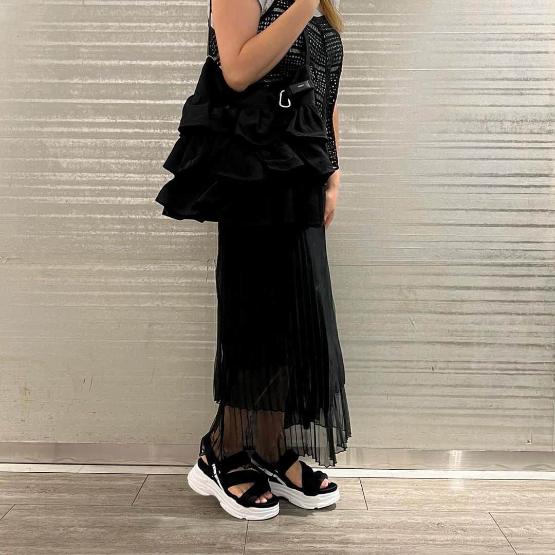 のインスタグラム：「大人気のスポーツサンダルが再入荷❣️  6cmの厚底ソール🙌  足元にボリュームをもたせることでスタイリングのバランスが取りやすく、ほのかなスタイルアップにも💫  靴下合わせで秋まで長く履いて頂けますよ🍁  color:black、navy、bege size:S〜L price:¥6,490→¥5,390(in tax)  bag:¥7,590  #LazySwan#レイジースワン#レイジースワン蒲田  #tokyuplaza #東急プラザ #東急プラザ蒲田  #tokyodisneyland #東京 #kamata #蒲田 #靴屋 #靴 #shoes #サンダル #sandal #スカート#スポーツサンダル #スポーツサンダルコーデ  コーデ #今日のコーデ  #お洒落さんと繋がりたい #足元倶楽部 #instagram #instagood #instafashion #ootd #ootdfashion #룩북  #오늘뭐입지 #신발」