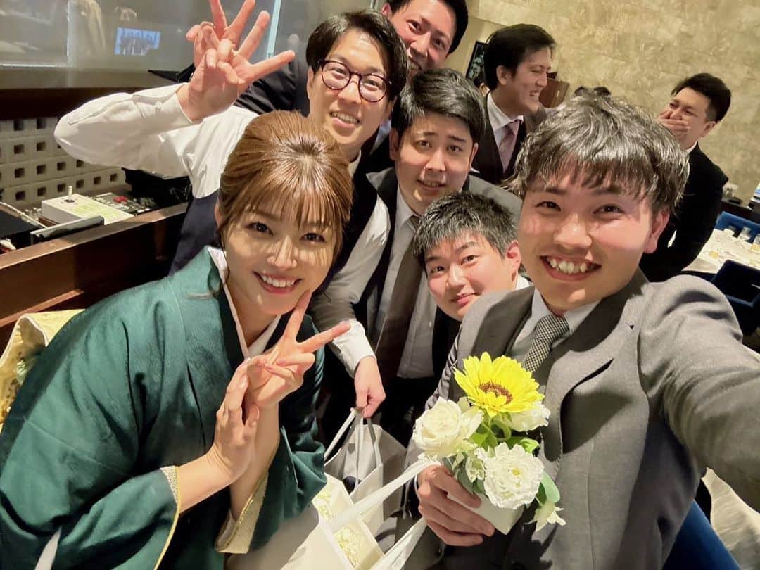内村麻美のインスタグラム：「. 弟の友達が写真くれたから載せとく〜📷✨ 素敵な友達に囲まれて、弟は幸せ者です♪ . お友達のみんな、いつもありがとうね🌻 . #happywedding #隆ちゃんの結婚式 #主役である弟がいない写真 #いつかかわちぃ2人も載せます」