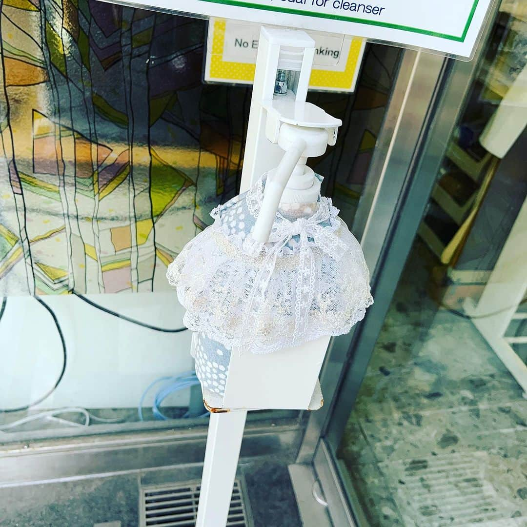 ごあきうえさんのインスタグラム写真 - (ごあきうえInstagram)「素材を探しに日暮里へ。  でも閃く素材には出逢えず…😩 ちょっと色々見て回らないとヤバい。 出来上がりはずっと先なんだけどね。  今日の日暮里には制服姿の女子高生が多かった。 4、5人のグループであぁだこぅだと意見出し合いながら素材選びをしてたんだけと もう文化祭の準備の時期なのかな？ 夏休みに創るとか？  つか、EDWINさんはNY時代のオレのスポンサー企業さんのひとつでした。 その節はありがとうございました😊  #江戸勝 #EDWIN #日暮里 #日暮里線維街 #線維街 #Nippori #fabrictown  #닛포리 #섬유가 #JK」7月21日 16時26分 - goakiue