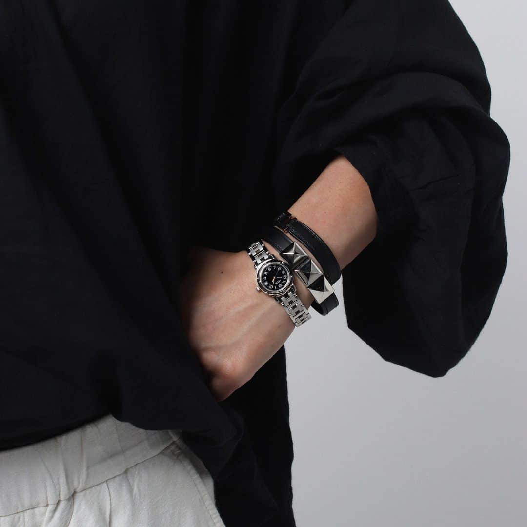 HIROBさんのインスタグラム写真 - (HIROBInstagram)「VINTAGE HERMES Clipper  Clipper & Leather Bracelet  暑い夏でもシルバーの時計とレザーアイテムを合わせた軽すぎない腕元の組み合わせが結構オススメです。  #hirob  #baycrews  #vintagewatch #vintagehermes  #hermes #hermesclipper」7月21日 16時36分 - hirob.jp
