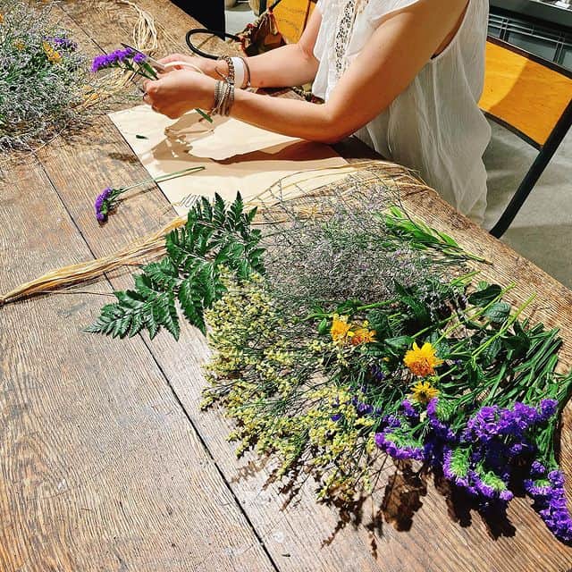 のインスタグラム：「＜WORKSHOP＞ 　 山本文さん ラフィアでつくるレイのワークショップ 　 フラワーコーディネーターの山本文さんを講師にお迎えするワークショップ。  7月はラフィアで編むレイ作りです。 ドライになるので長く楽しむことができます。 直径20センチくらいの輪が仕上がります。  *画像は先日日比谷店での開催した時の様子です。  手仕事をしながら、季節のお花を楽しみませんか。ご参加お待ちしております。  *恵比寿店、自由が丘店での開催です。 *当日の花材は写真と異なります。 *ご予約などお間違いのないようにご注意ください。 *お申し込みは、Peatixサイトからのみとなります。 　 　 ■Ebisu 日程： ① 7月24日 (月) 11時30分 ～ 13時00分 ② 7月24日 (月) 14時30分 ～ 16時00分 場所：恵比寿店 参加費：4,000円(税込) 　 ■Jiyugaoka 日程： ① 7月26日 (水) 11時30分 ～ 13時00分 ② 7月26日 (水) 14時30分 ～ 16時00分 場所：自由が丘店 参加費：4,000円(税込)  　 *ご予約・お申込みはWEBサイト、またはpeatixからご予約ください。 →@cibone_ts 　 #todaysspecial #トゥデイズスペシャル #ワークショップ #ラフィア #ラフィアレイ #ハンドメイド　#アレンジメント #恵比寿ガーデンプレイス」