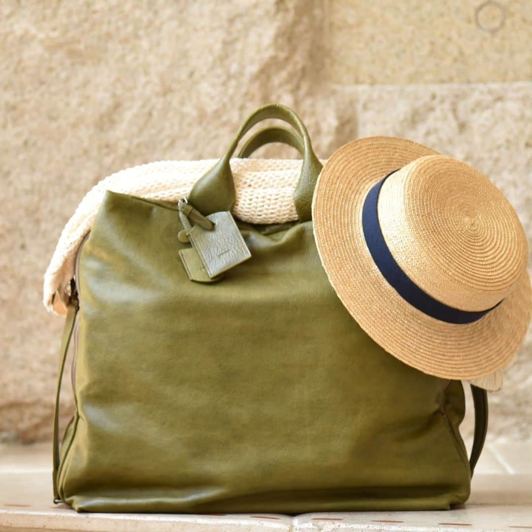 gentenさんのインスタグラム写真 - (gentenInstagram)「旅先にもお気に入りのバッグを連れて⁡ ⁡ 休暇を利用しての小旅行やイベント参加、帰省など、夏は遠出する機会が増える方も多いと思います。⁡ ⁡ 荷物がたっぷり入る大きめサイズのバッグに、旅先で使えるコンパクトなバッグまで。⁡ ⁡ 旅のお供におすすめのgentenのバッグをご紹介します。⁡ ⁡ ⁡ 詳しくはプロフィールのくらしのgenten(@genten_official)URLよりご覧下さい。⁡⁡⁡⁡⁡⁡⁡⁡⁡⁡⁡⁡⁡⁡ ⁡⁡⁡⁡⁡⁡⁡ ⁡⁡⁡⁡⁡⁡ ----------------------------------------------⁡⁡⁡⁡⁡⁡⁡⁡ #ゲンテン  #genten  #休暇 #旅 #帰省 #旅行 #レザー #旅のお供 #革 #レザーグッズ  #トラベル」7月21日 16時43分 - genten_official