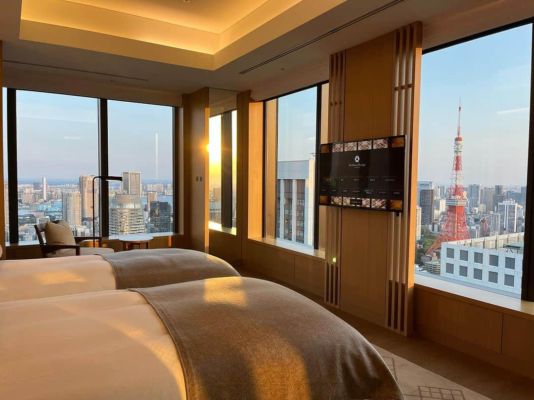 ホテルオークラ東京 Hotel Okura Tokyoさんのインスタグラム写真 - (ホテルオークラ東京 Hotel Okura TokyoInstagram)「Stay at Club Suite for this Tokyo view🗼 クラブスイートだけの景色✨  Perched on the upper floors of the Okura Prestige Tower, our Club Suites unite seamless functionality with splendid comfort. Exquisite marble wraps the tub, walls and flooring of the bathroom in warm browns, while the spacious bedroom invites you to sleep in plush luxury. The ever-changing views of Tokyo from the oversized windows are a constant source of entertainment. Club Floor privileges include full use of the Club Lounge on the 37th floor, where light refreshments and drinks are served throughout the day. ¥278,300 per night (double occupancy), consumption tax and a service charge included. A separate municipal accommodation tax applies.  オークラ プレステージタワーの高層階にあるクラブスイート。約100㎡のクラブスイートには、機能性と居住性を追求したリビングに開放感のあるベッドルーム、高級感溢れる大理石の浴室を備えております。大きな窓からは夕空から煌びやかな夜景へと、東京の様々な表情をお愉しみいただけます。クラブスイートは、お値段以上に贅沢な空間とお時間をご提供いたします。 お部屋でお二人の時間を満喫するのもよし、37階のクラブラウンジで軽食やお飲み物を愉しむのもよし。「特別だけど落ち着く時間」を、ご提供いたします。 1泊¥278,300～(1室2名様、消費税、サービス料込、宿泊税別)  “Club Suite” The Okura Prestige Tower 「クラブスイート」 オークラ プレステージタワー  #スイートルーム #東京タワービュー #ホテルステイ好きな人と繋がりたい #ホテル好きな人と繋がりたい #記念日ホテル  #東京ホテル #ラグジュアリーホテル #theokuratokyo #オークラ東京  #suiteroom #hotelsuite #hotelroom  #tokyohotel #luxuryhotel #tokyotravel #hotellife #luxurylife #tokyotrip  #lhw #uncommontravel #lhwtraveler  #东京 #酒店 #도쿄 #호텔 #일본 #ญี่ปุ่น #โตเกียว #โรงแรม」7月21日 16時47分 - theokuratokyo