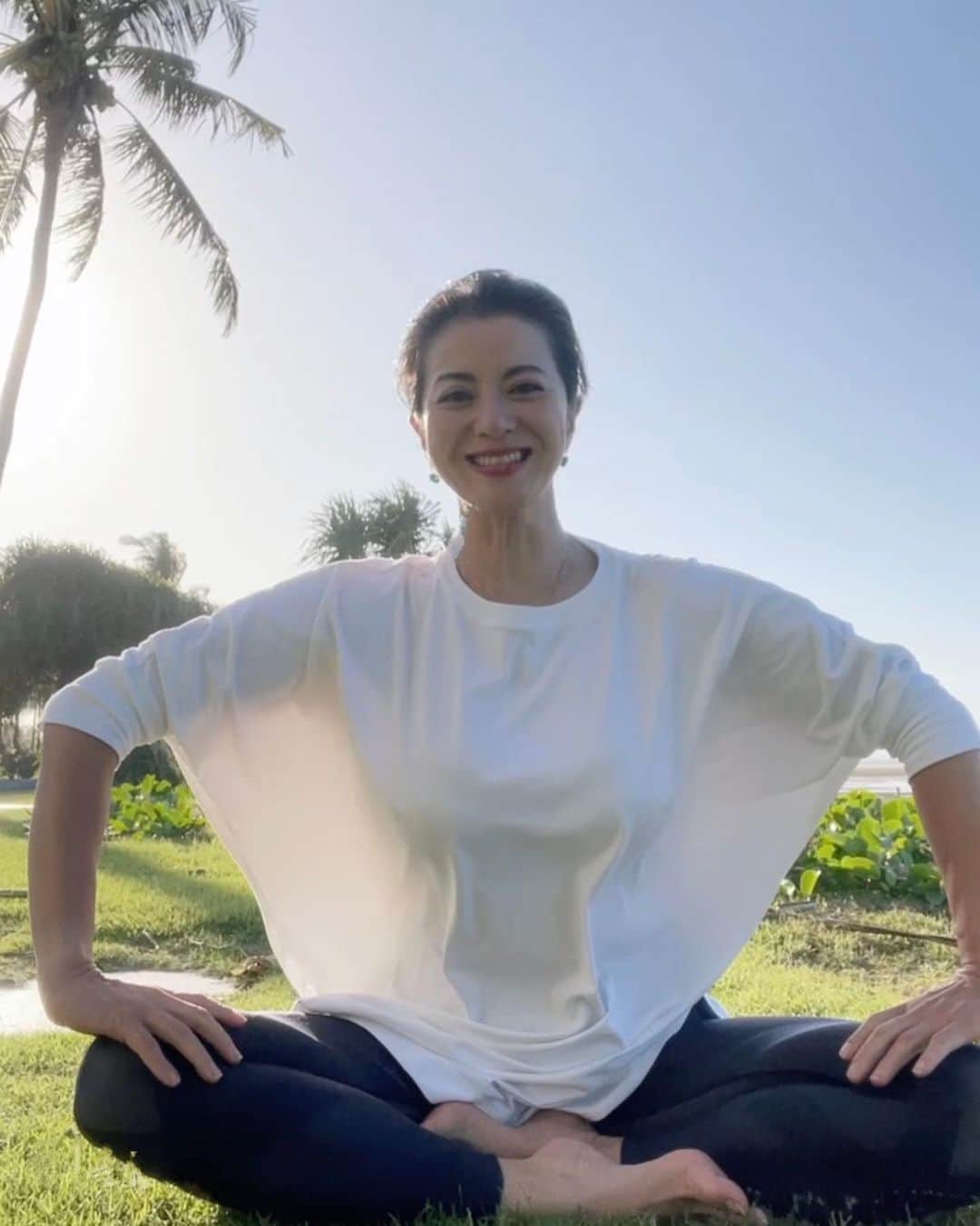 桑原りさのインスタグラム：「サマサマ〜♡   というインドネシア語が気に入ってます🏝️ありがとう、に対するお返事の言葉。  非日常に触れることで、自分の日常を知る毎日です😌  #bali  #yoga」