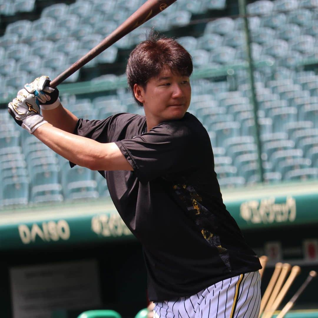 阪神タイガースさんのインスタグラム写真 - (阪神タイガースInstagram)「甲子園球場での練習の様子③野手編です！ #森下翔太 選手 #小幡竜平 選手 #前川右京 選手 #原口文仁 選手 #渡邉諒 選手 #ヨハンミエセス 選手 #植田海 選手 #島田海吏 選手 #坂本誠志郎 選手 #糸原健斗 選手 #阪神タイガース  #ARE」7月21日 16時47分 - hanshintigers_official